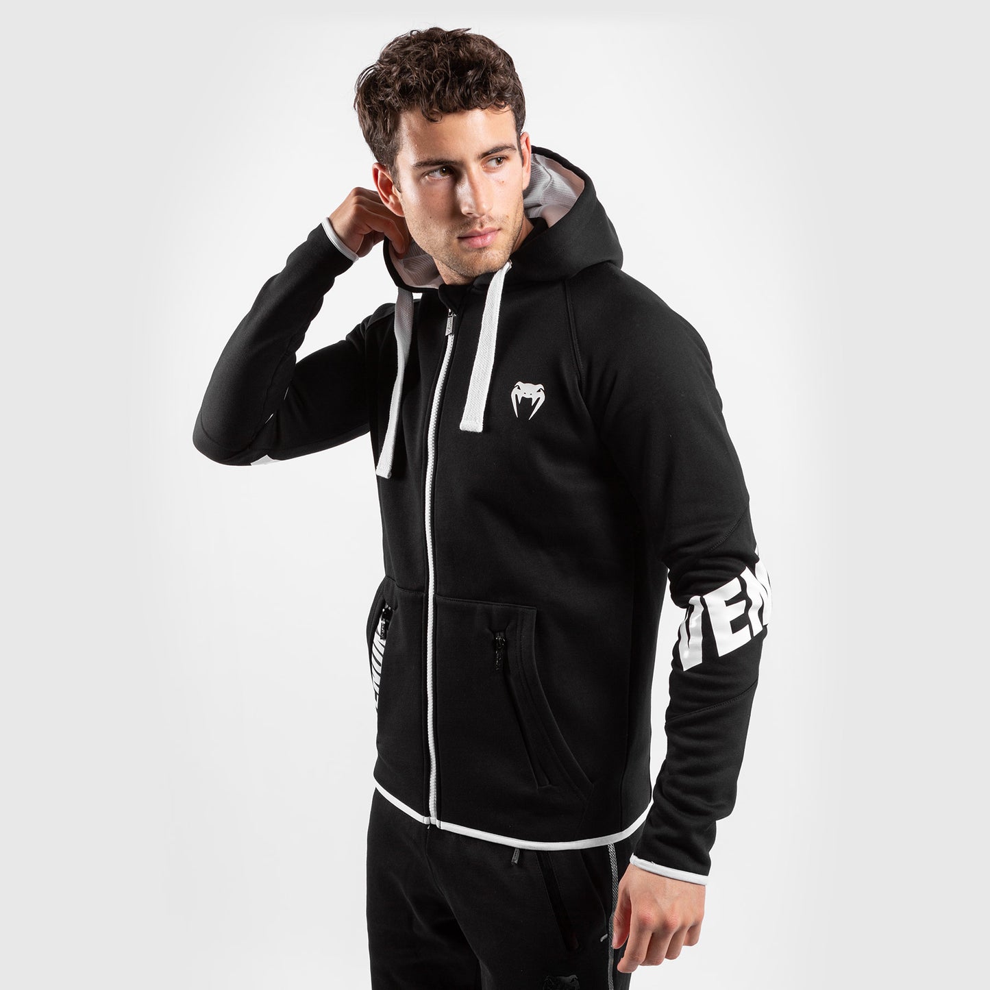 Sudadera Venum Contender 3.0 – Negro