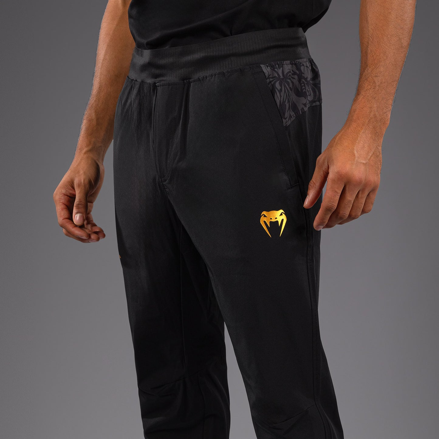Venum x Topuria Unmatched Edition Pantalones de chándal - Negro/Dorado