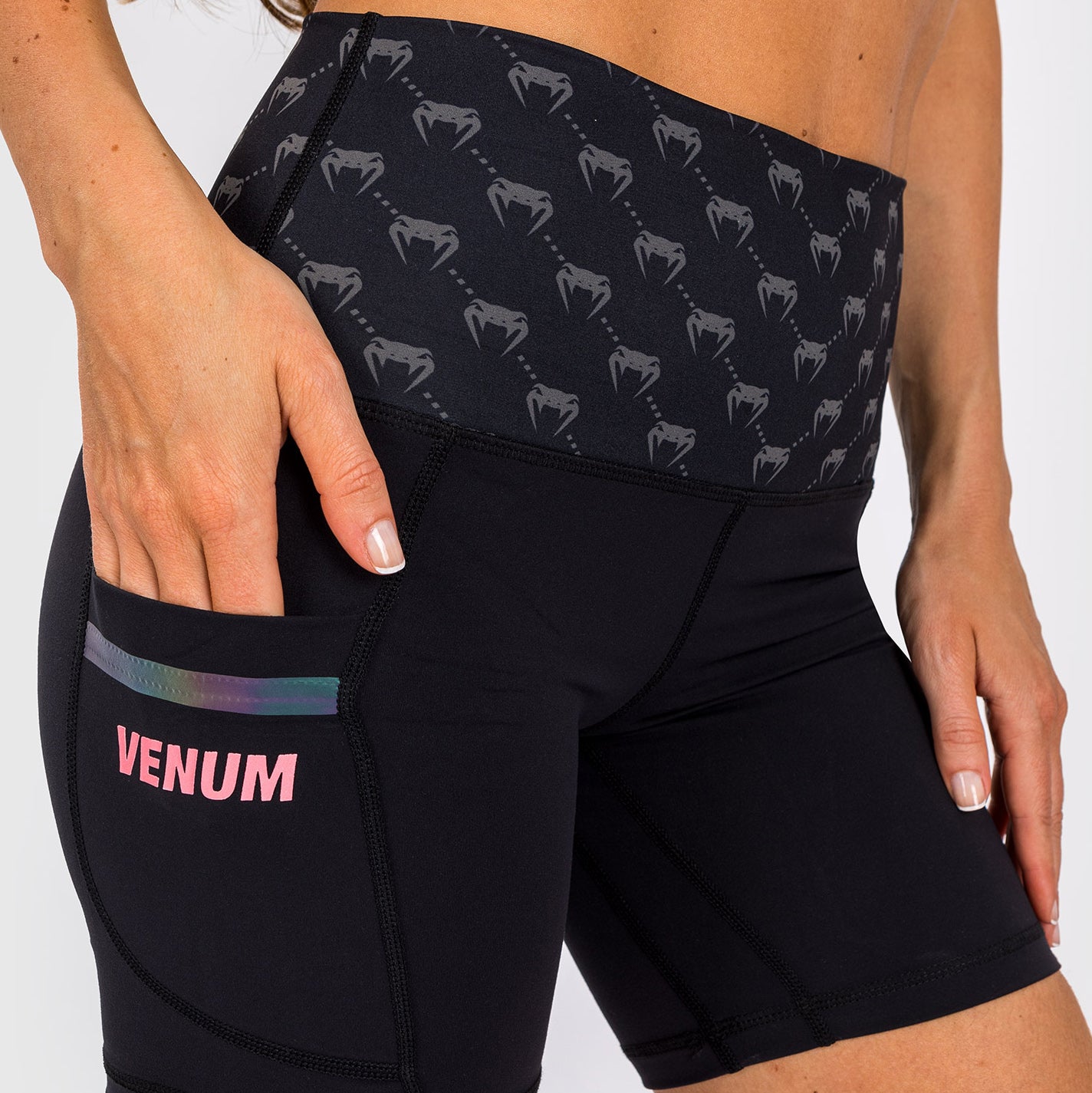 Shorts de Ciclismo Venum Monogram para Mujer – Negro/Oro Rosa