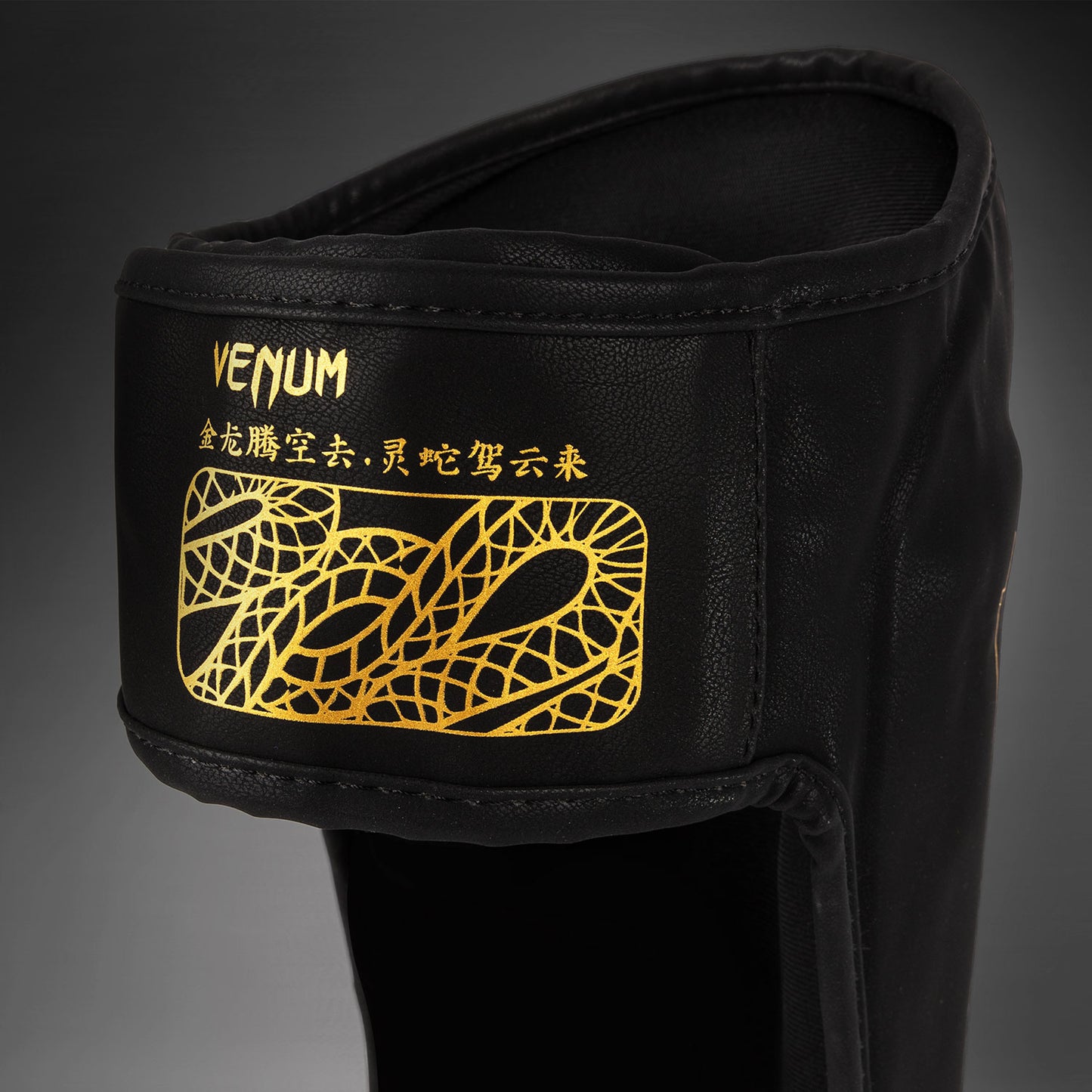 Venum Serpenti Espinilleras – Negro/Plata/Dorado