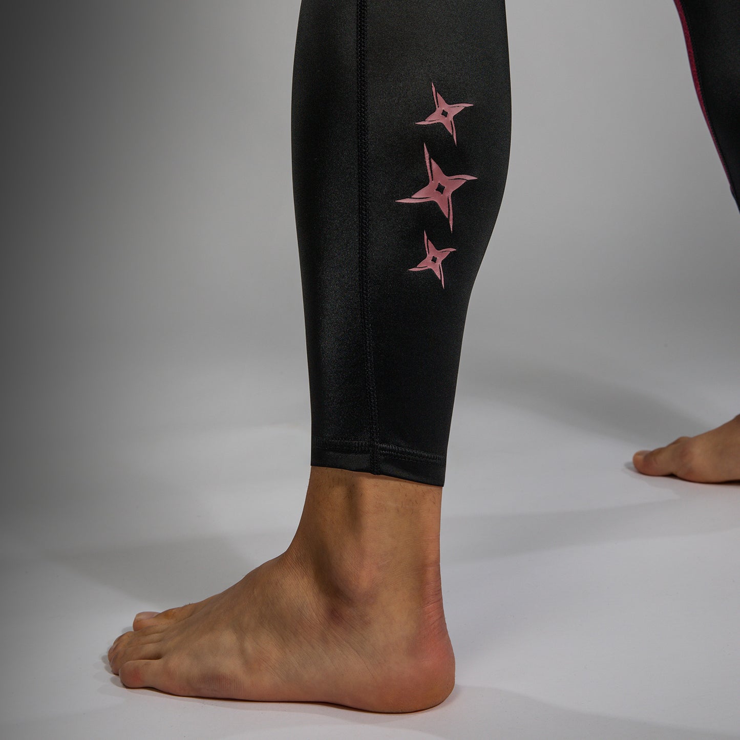 Venum x Assassin’s Creed Shadows Mallas para Hombre - Burdeos/Negro.