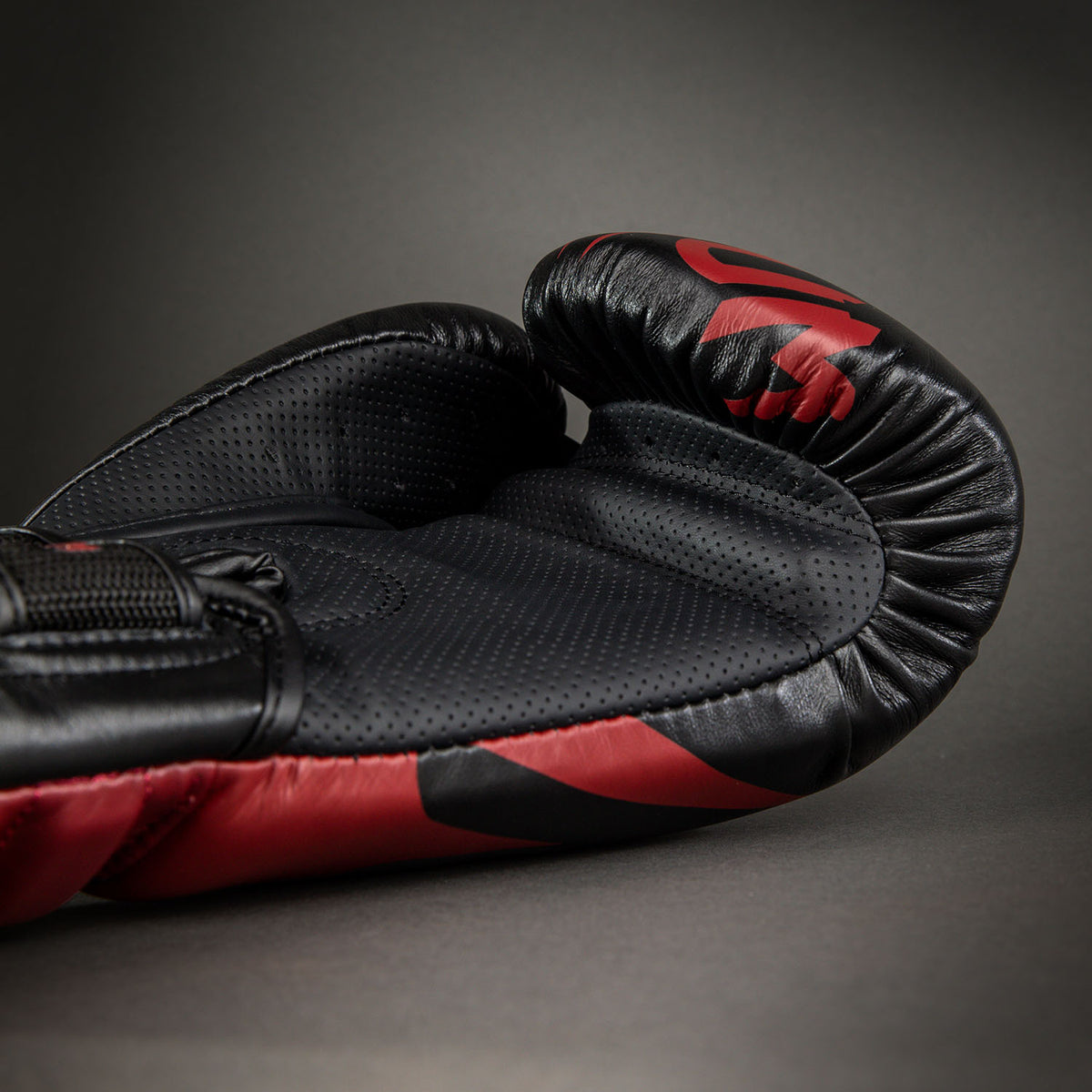 Venum Reverso Guantes de Boxeo – Negro/Rojo