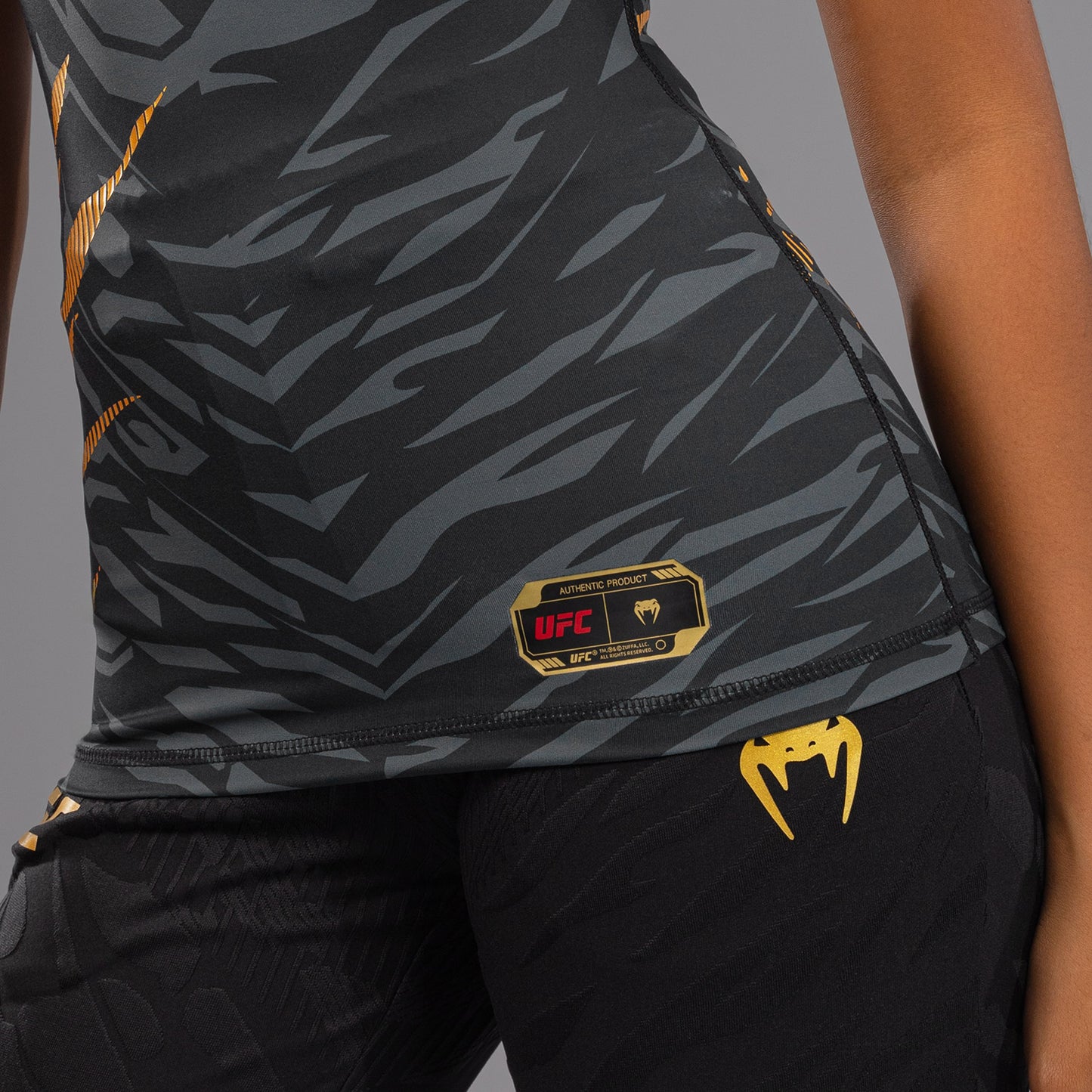 UFC Fusion by Venum Authentic Fight Night Rashguard de Manga Corta de Rendimiento para Mujer - Champion