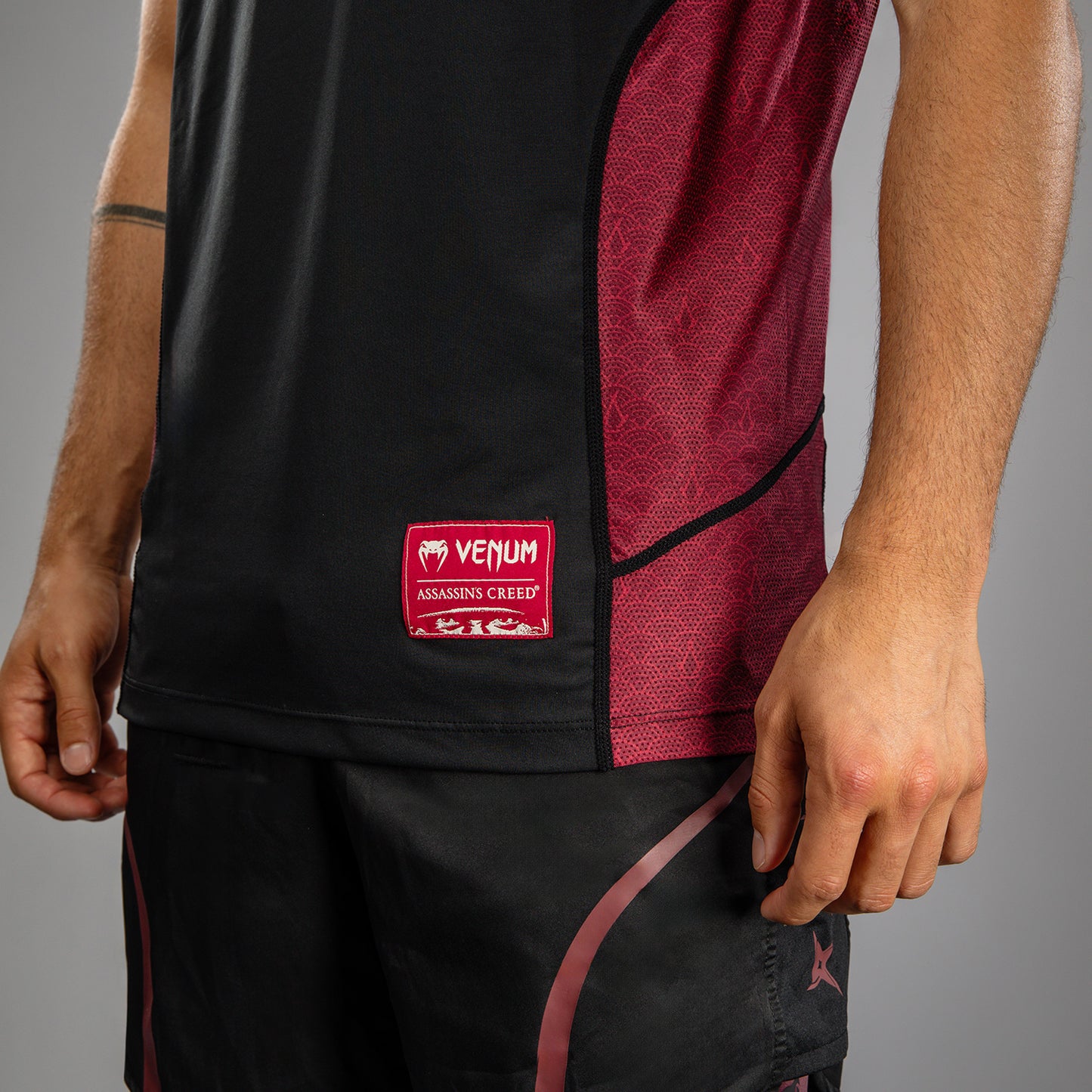 Venum x Assassin’s Creed Shadows Camiseta Dry-Tech para Hombre - Burdeos/Negro
