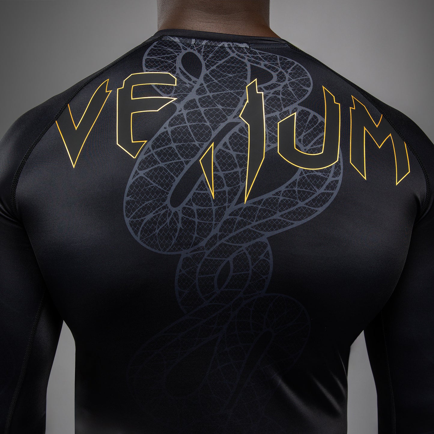 Venum Serpenti Rashguard Manga Larga – Negro/Plata/Dorado