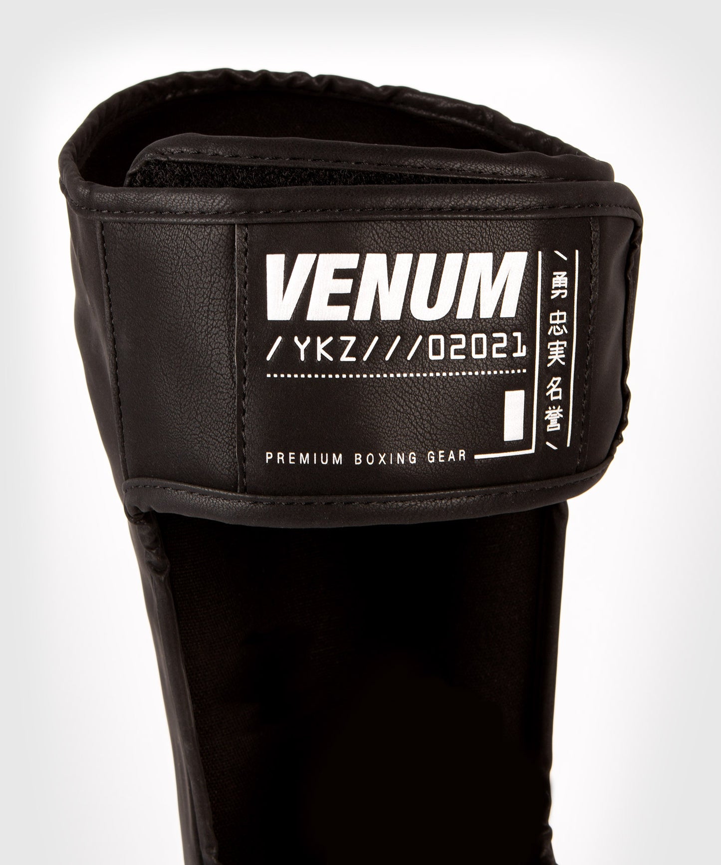 Espinilleras Venum YKZ21 - Negro/Plata