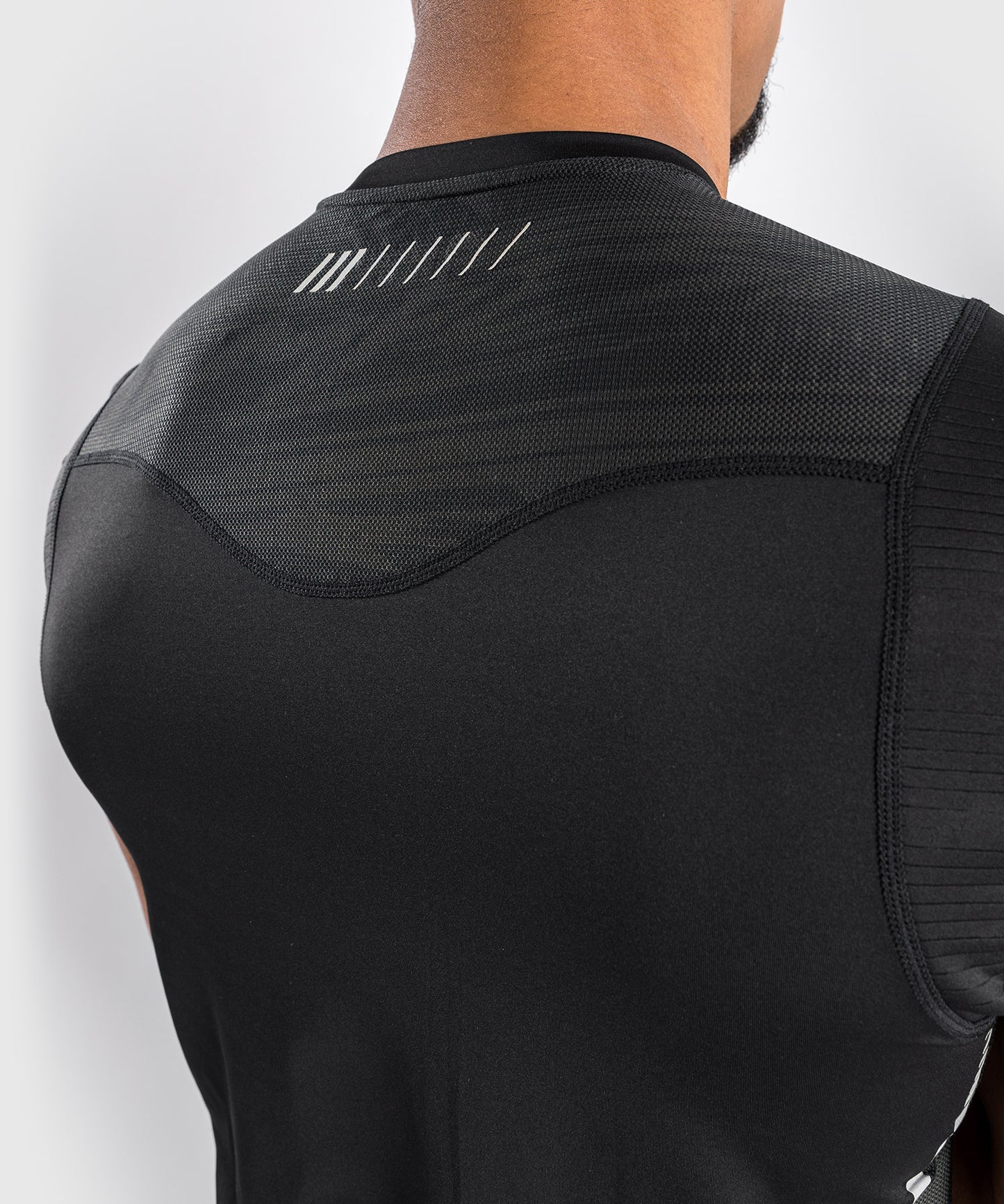 Camiseta Venum Tempest 2.0 Dry Tech - Negro/Gris