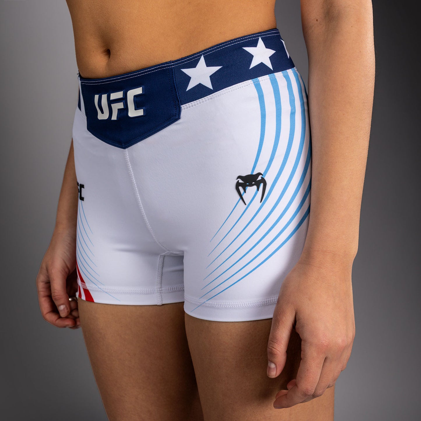 Official UFC Freedom 250 by Venum Authentic Vale Tudo Shorts de ajuste corto para mujer - Blanco