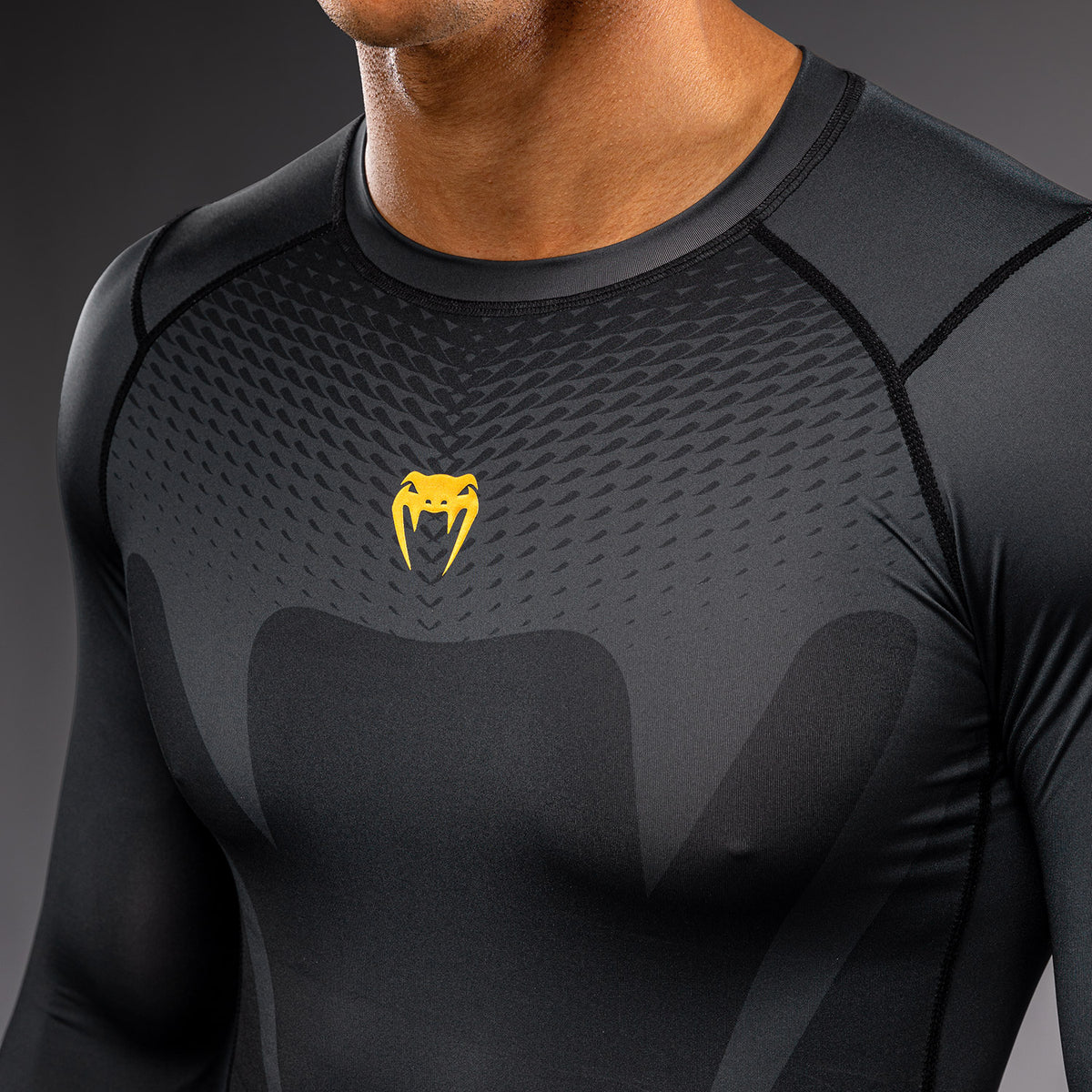 Venum Attack Rashguard de manga larga - Negro/Dorado