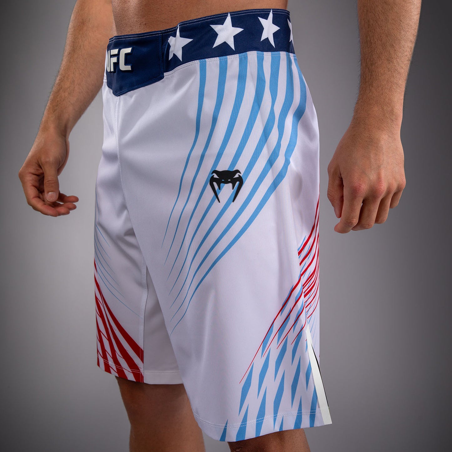 Official UFC Freedom 250 by Venum Authentic Fight Night Fight Shorts de ajuste largo para hombre - Blanco