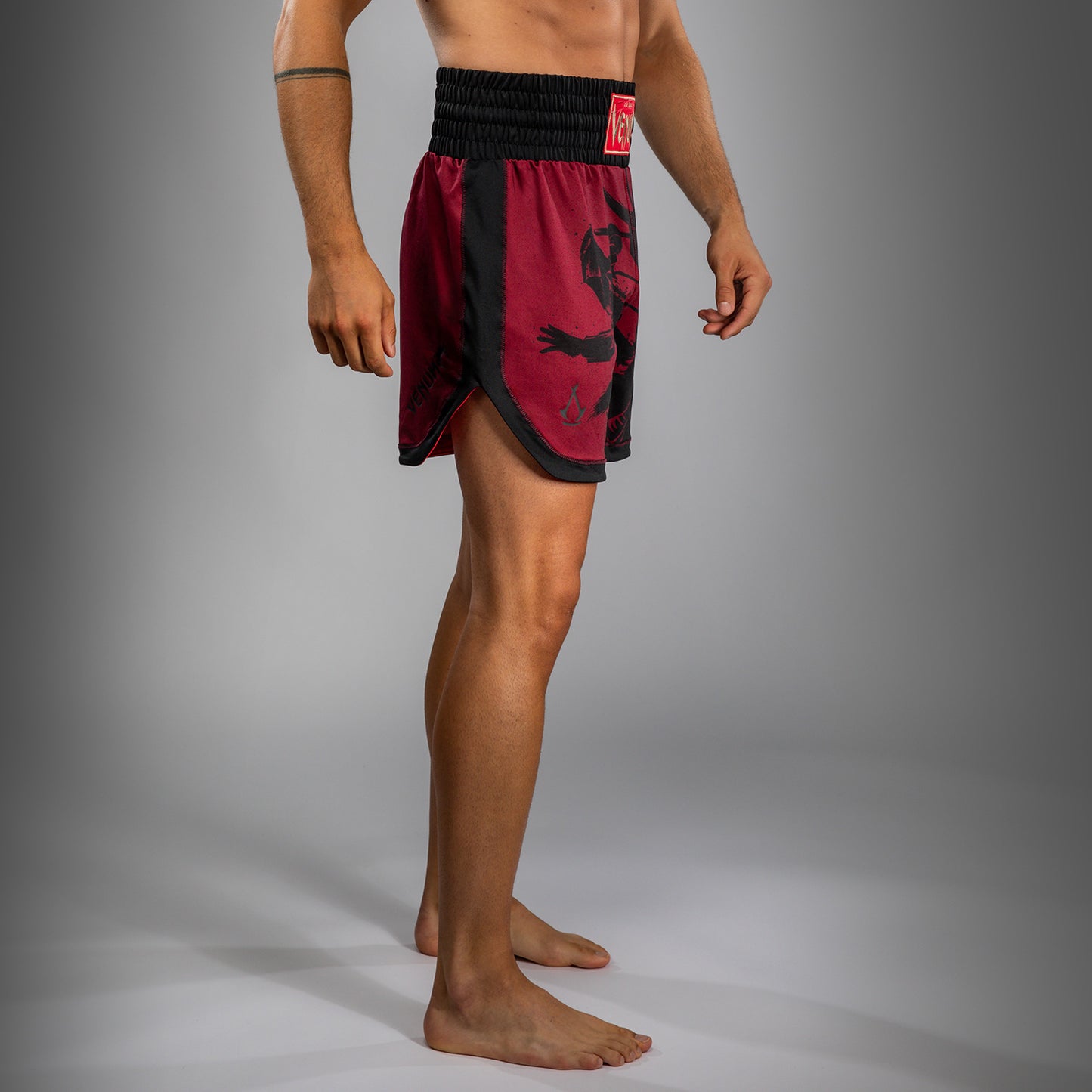 Venum x Assassin’s Creed Shadows Pantalones de Boxeo para Hombre - Burdeos/Negro