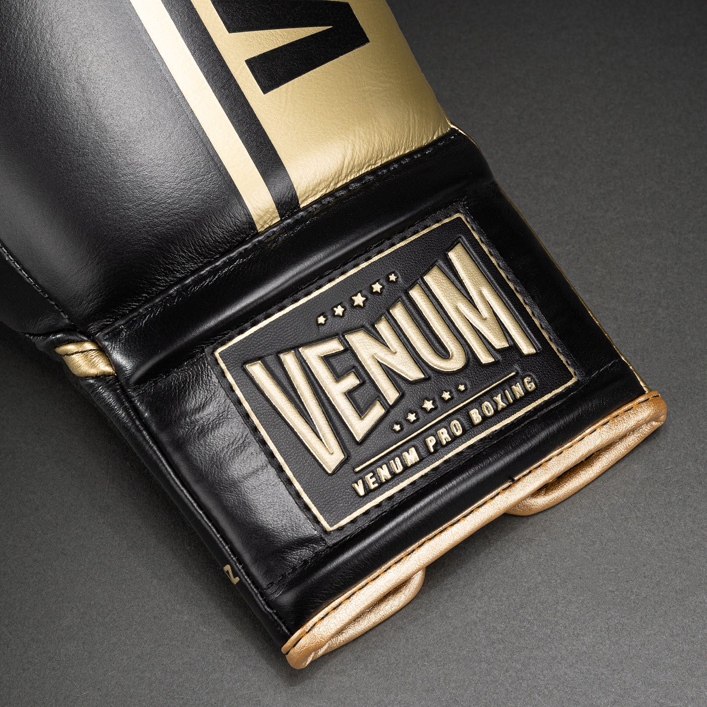 Guantes de boxeo profesionales Venum Shield con cordones - Negro/Dorado