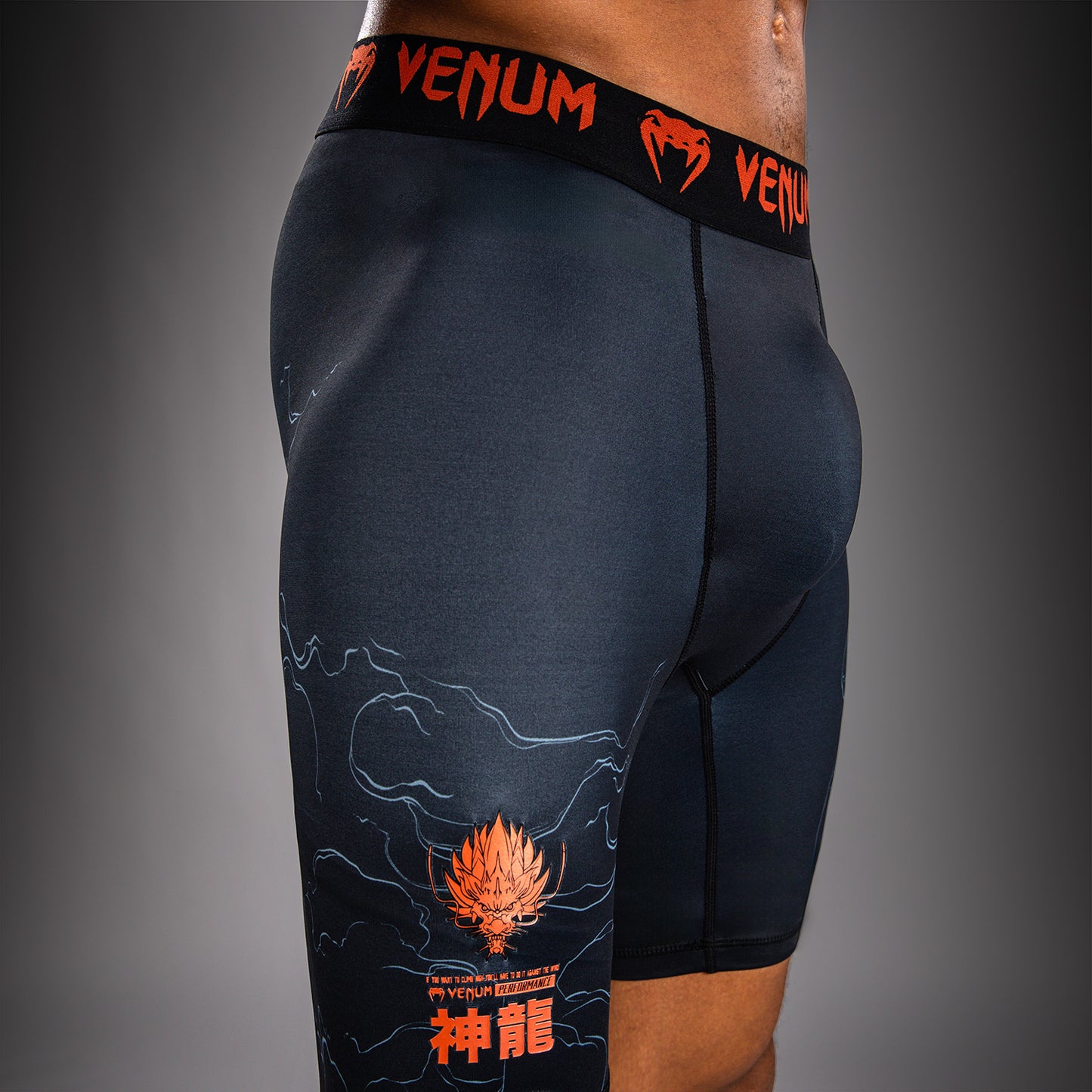 Venum Thunder Dragon Short de Compresión – Negro/Gris/Cobre