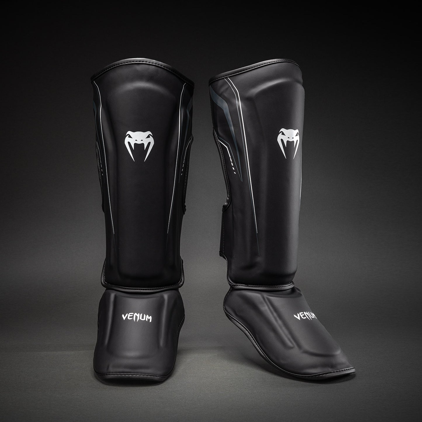 Venum Streamline Espinilleras – Negro/Blanco