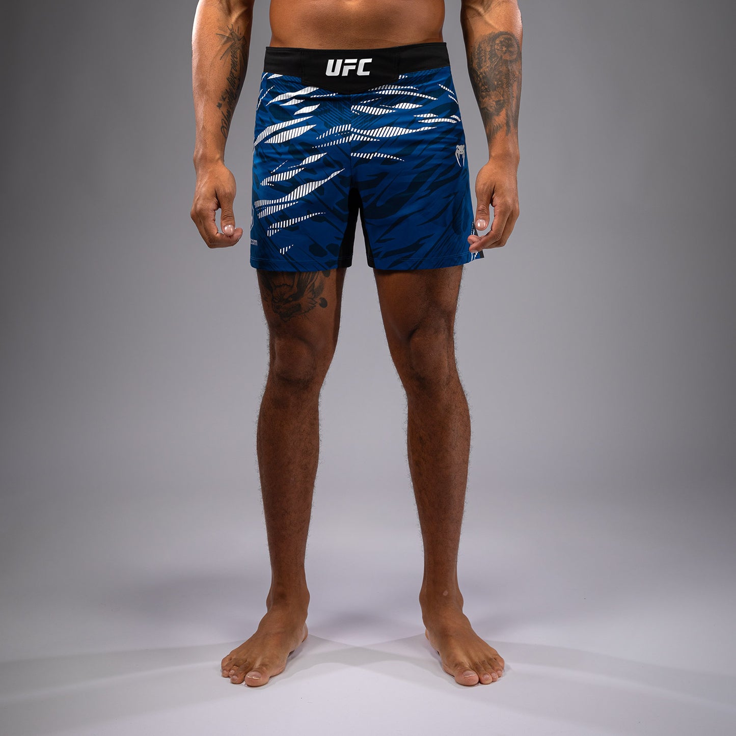 UFC Fusion by Venum Authentic Fight Night Shorts de Lucha para Hombre - Ajuste Corto - Azul