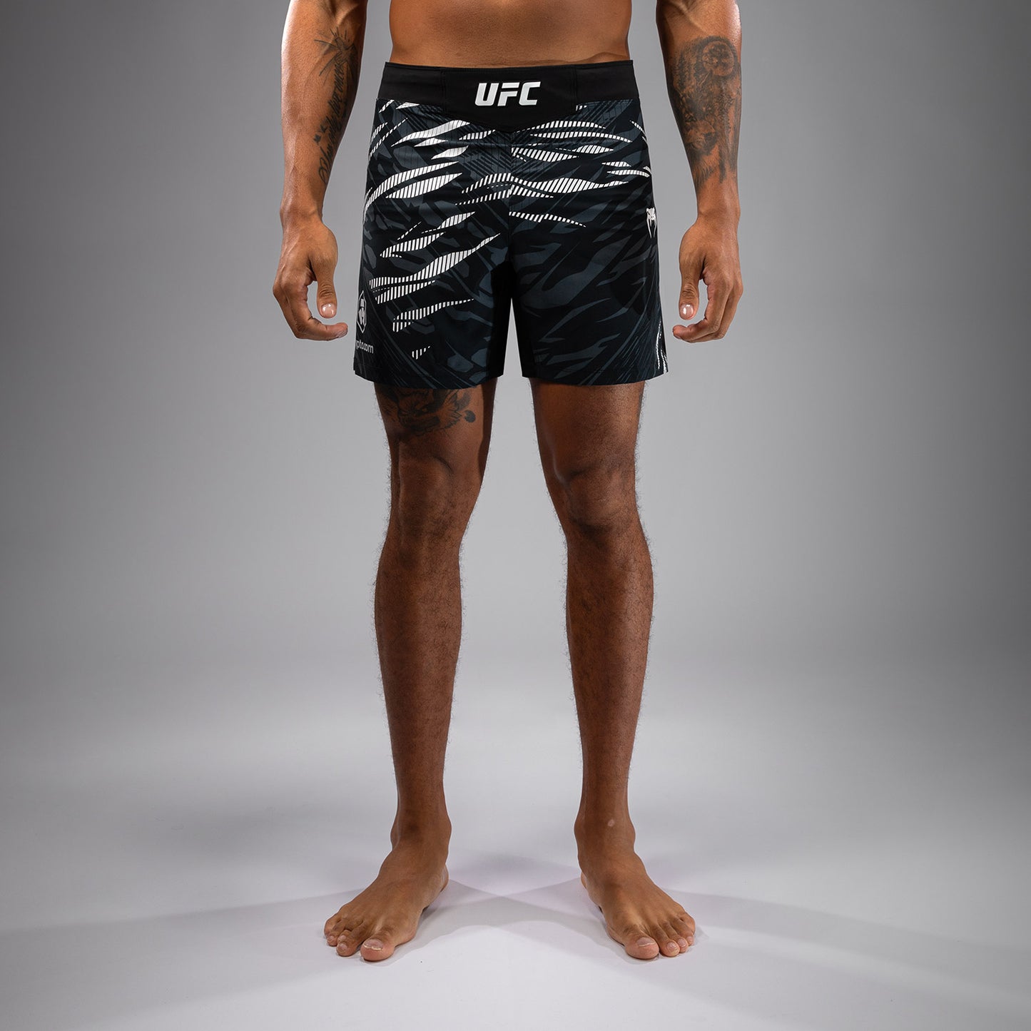 UFC Fusion by Venum Authentic Fight Night Shorts de Lucha para Hombre - Ajuste Corto - Negro