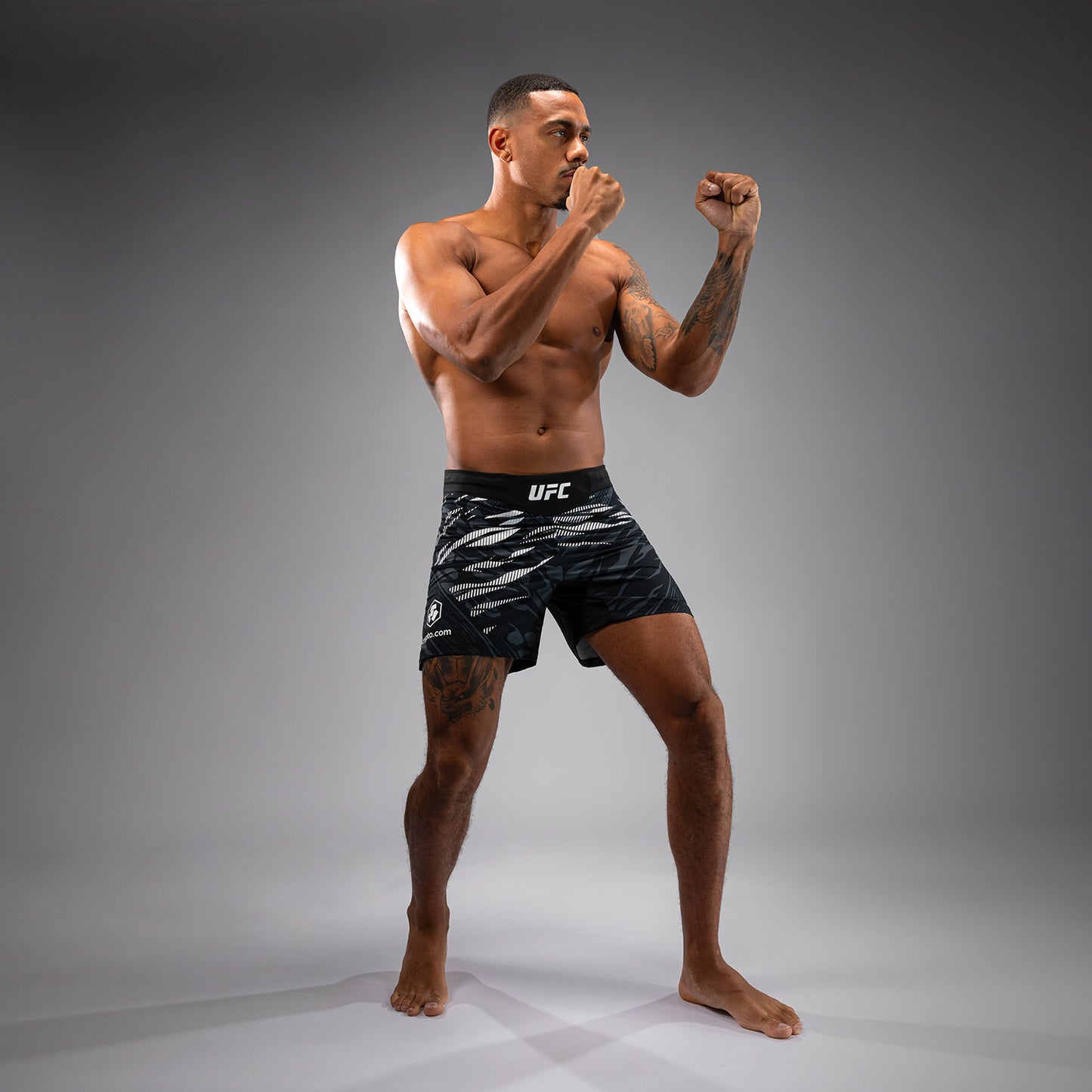 UFC Fusion by Venum Authentic Fight Night Shorts de Lucha para Hombre - Ajuste Corto - Negro