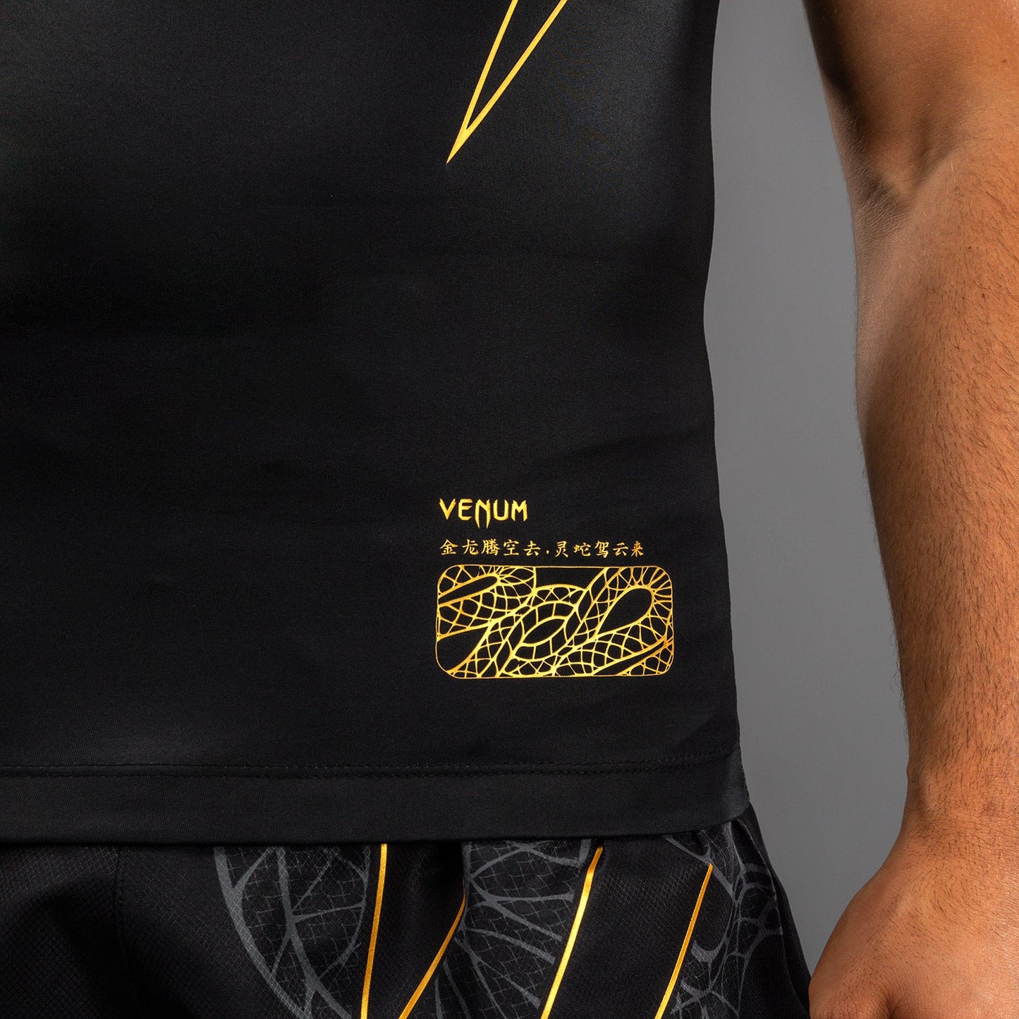 Venum Serpenti Rashguard Sin Mangas – Negro/Plata/Dorado