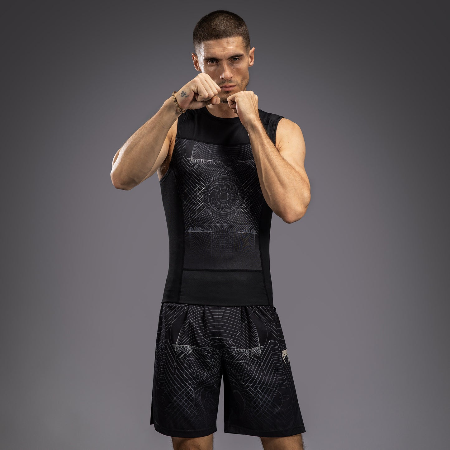 Venum G-Fit Air Rashguard sin Mangas para Hombre - Negro Profundo/Arena del desierto