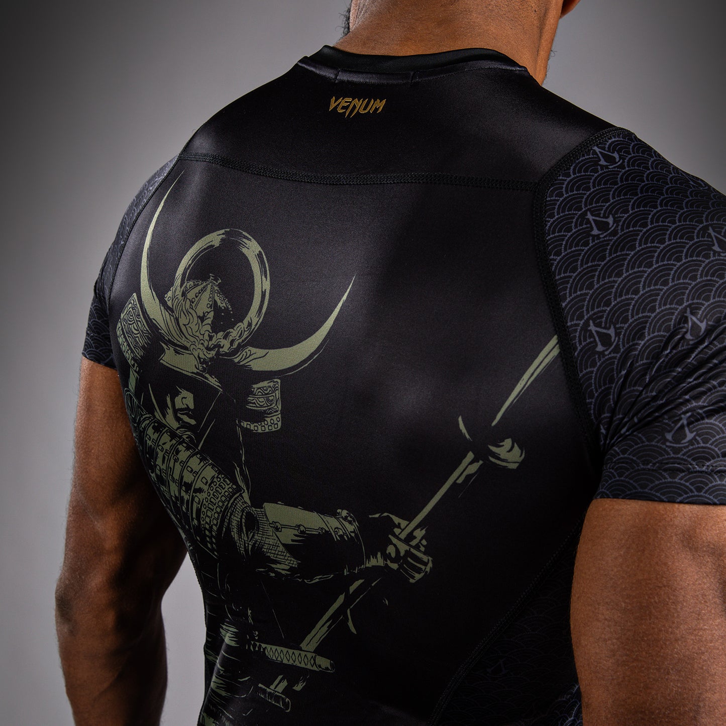 Venum x Assassin’s Creed Shadows Lycra de manga corta para hombre - Negra