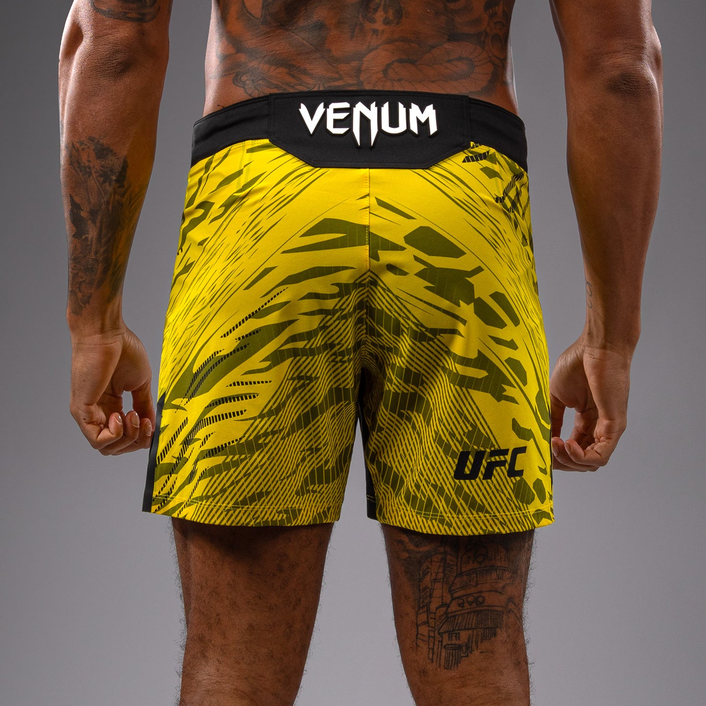 UFC Fusion by Venum Authentic Fight Night Shorts de Lucha para Hombre - Ajuste Corto - Amarillo