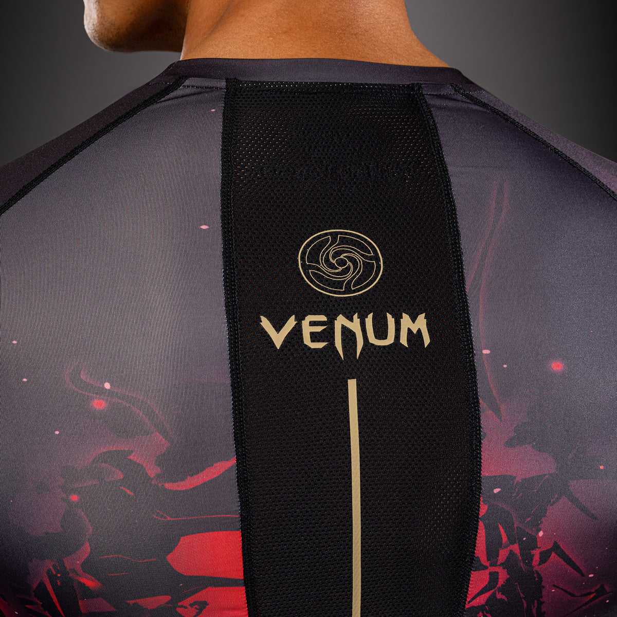 Jujutsu Kaisen x Venum Itadori Rashguard Manga Larga – Negro/Rojo