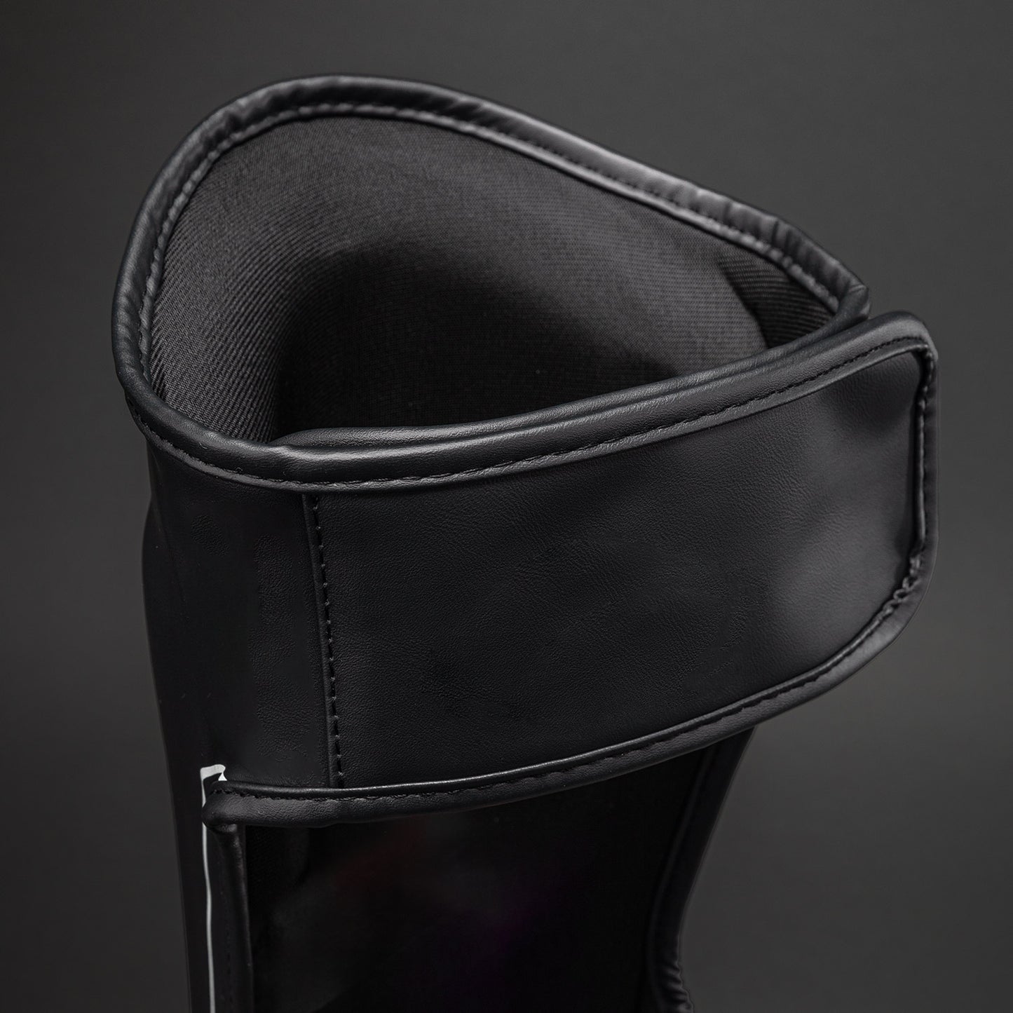 Venum Stealth Espinilleras – Negro/Blanco