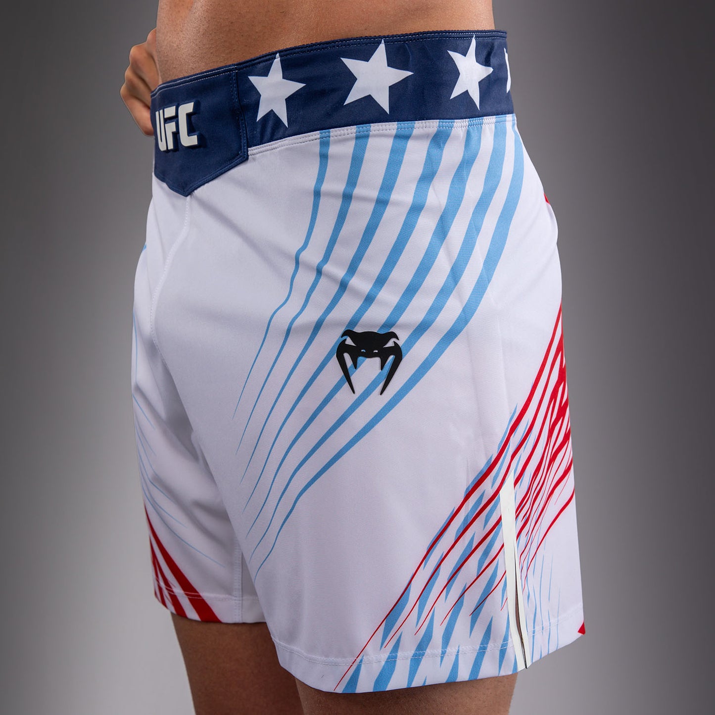 Official UFC Freedom 250 by Venum Authentic Fight Night Fight Shorts de ajuste corto para hombre - Blanco