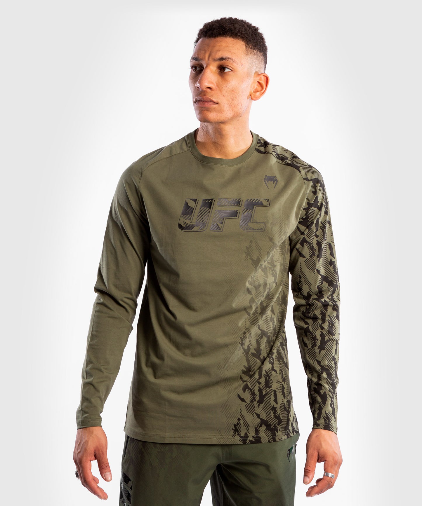 Camiseta De Algodón Manga Larga Para Hombre UFC Venum Authentic Fight Week - Caqui