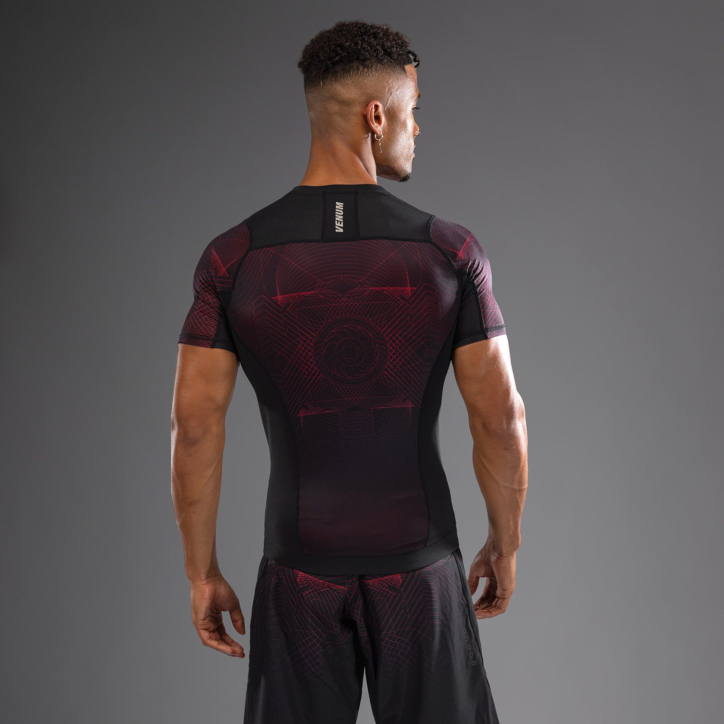 Venum G-Fit Air Rashguard de Manga Corta para Hombre - Negro Profundo/Rojo Fuego