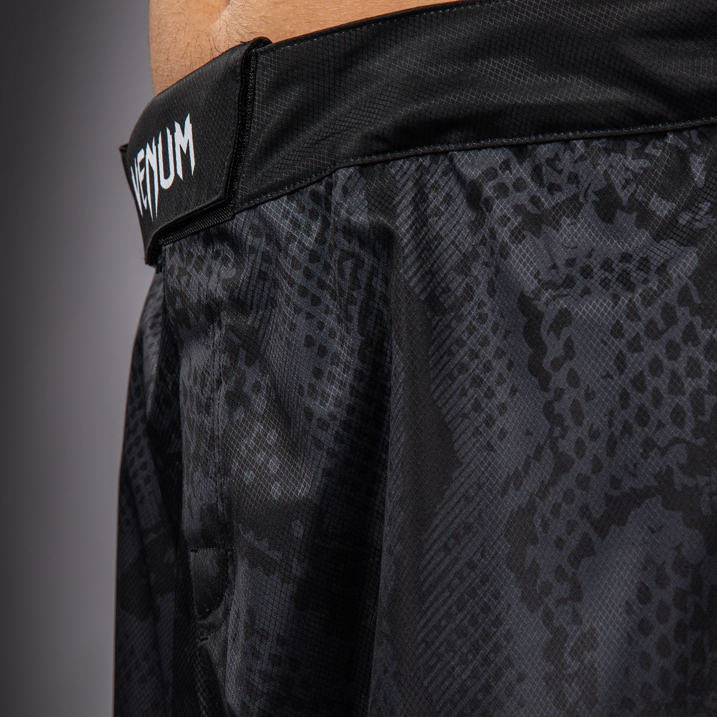 Venum Black Viper Short de Combate – Negro