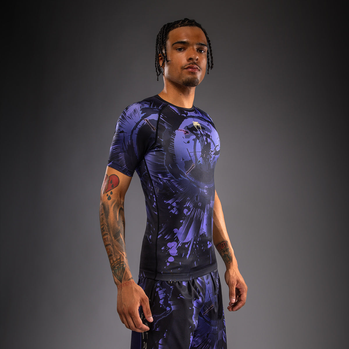 Jujutsu Kaisen x Venum Gojo Rashguard Manga Corta – Morado