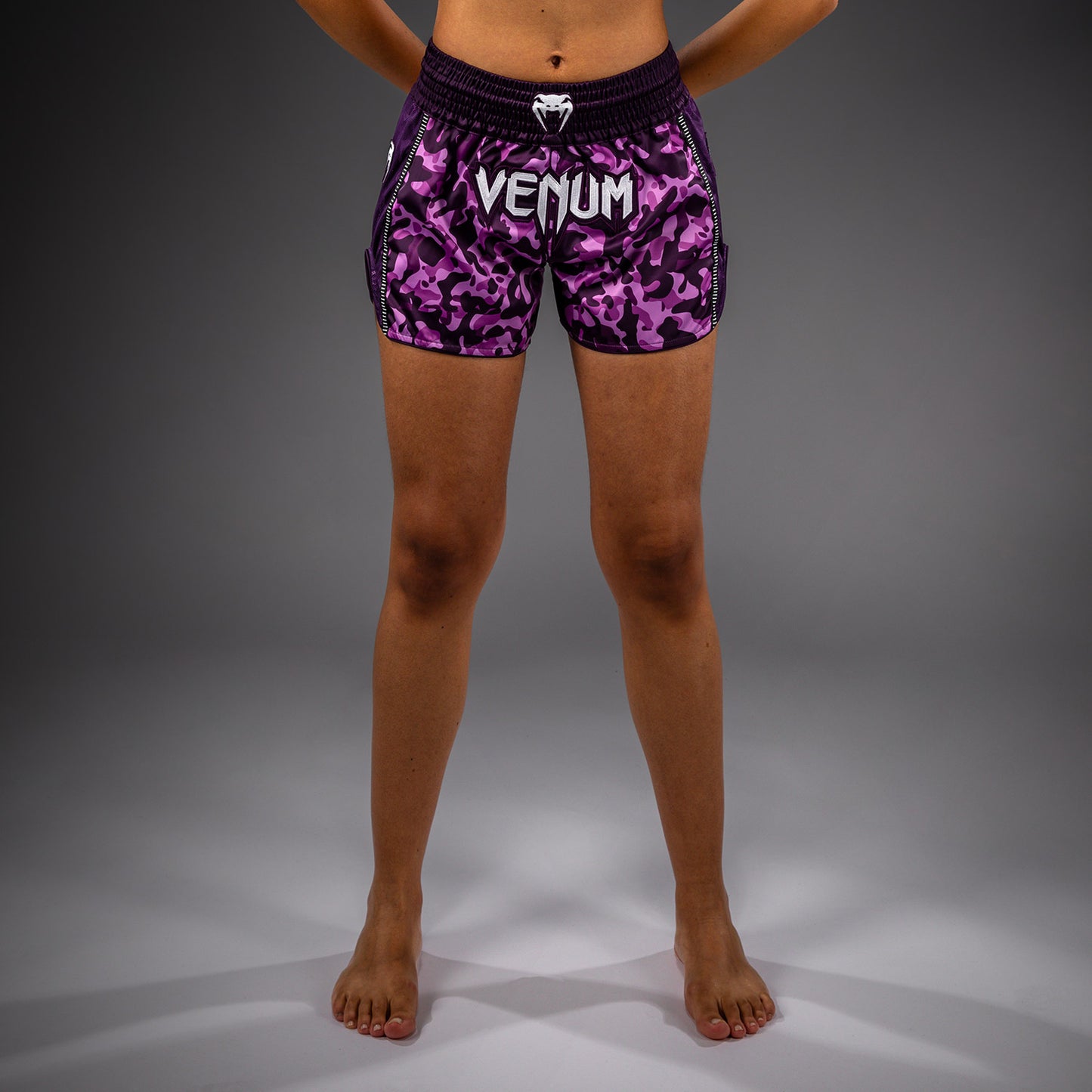 Venum Iris Pantalones Cortos de Muay Thai - Ciruela/Rosa
