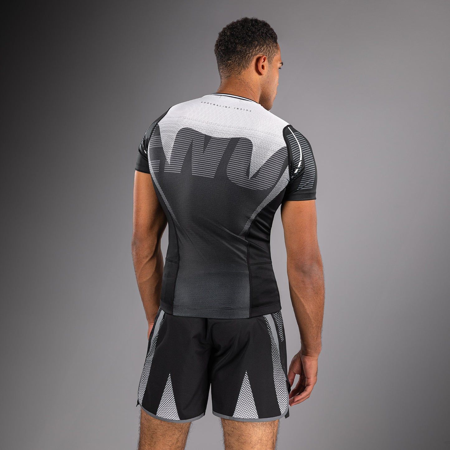 Venum Adrenaline Rashguard Manga Corta – Negro/Gris Plateado