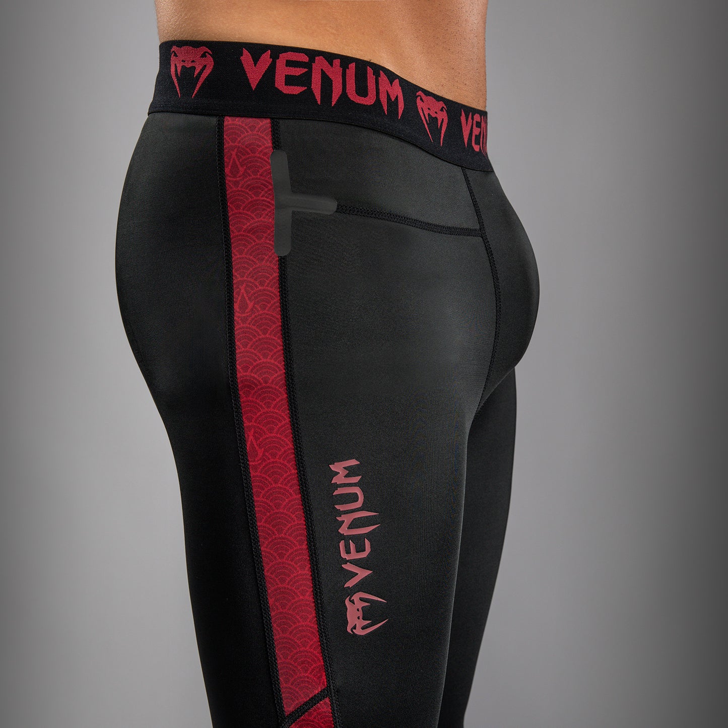 Venum x Assassin’s Creed Shadows Mallas para Hombre - Burdeos/Negro.