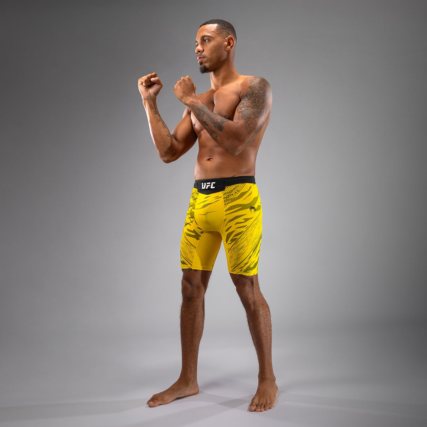 UFC Fusion by Venum Authentic Fight Night Vale Tudo Shorts para Hombre - Amarillo