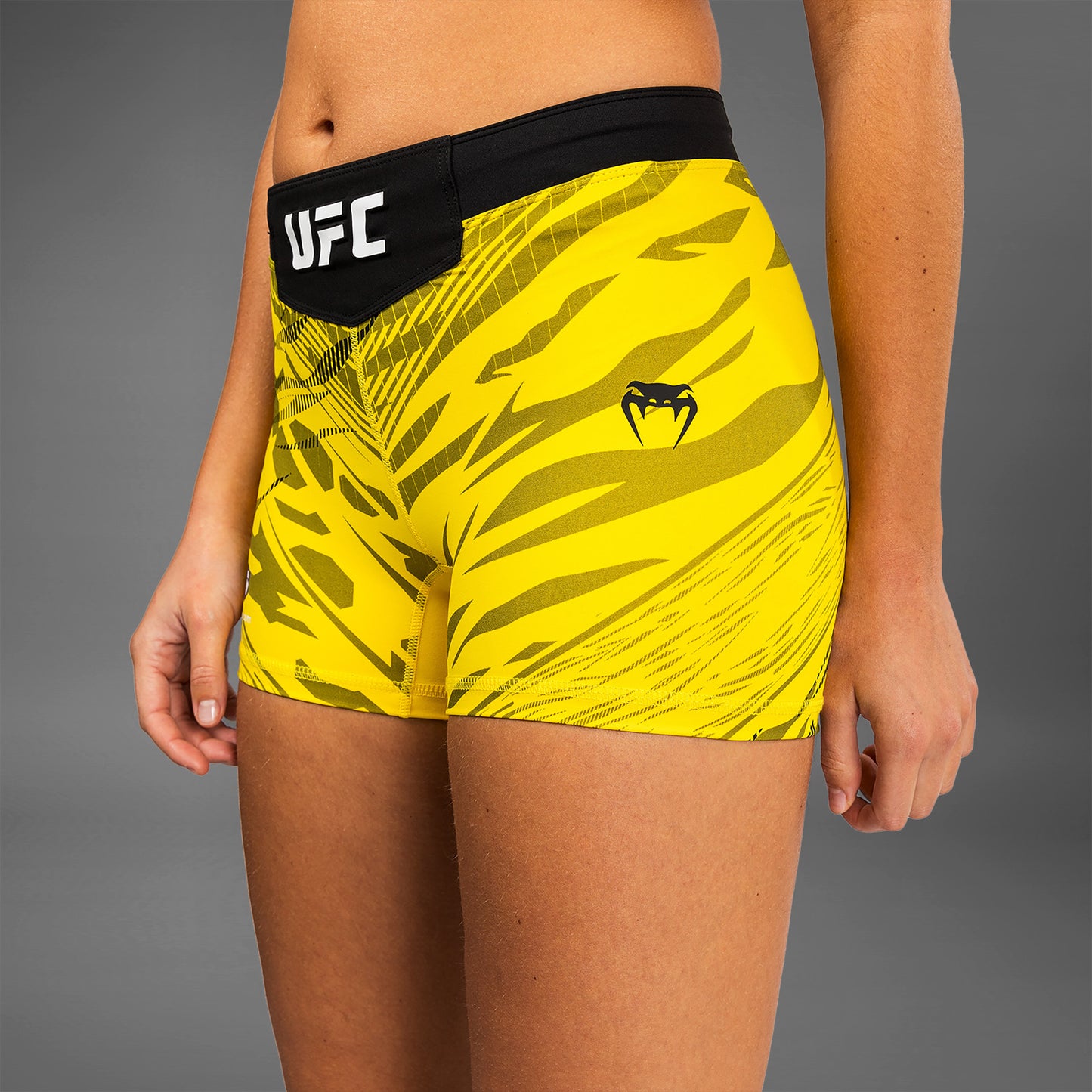 UFC Fusion by Venum Authentic Fight Night Vale Tudo Shorts para Mujer - Ajuste Corto - Amarillo