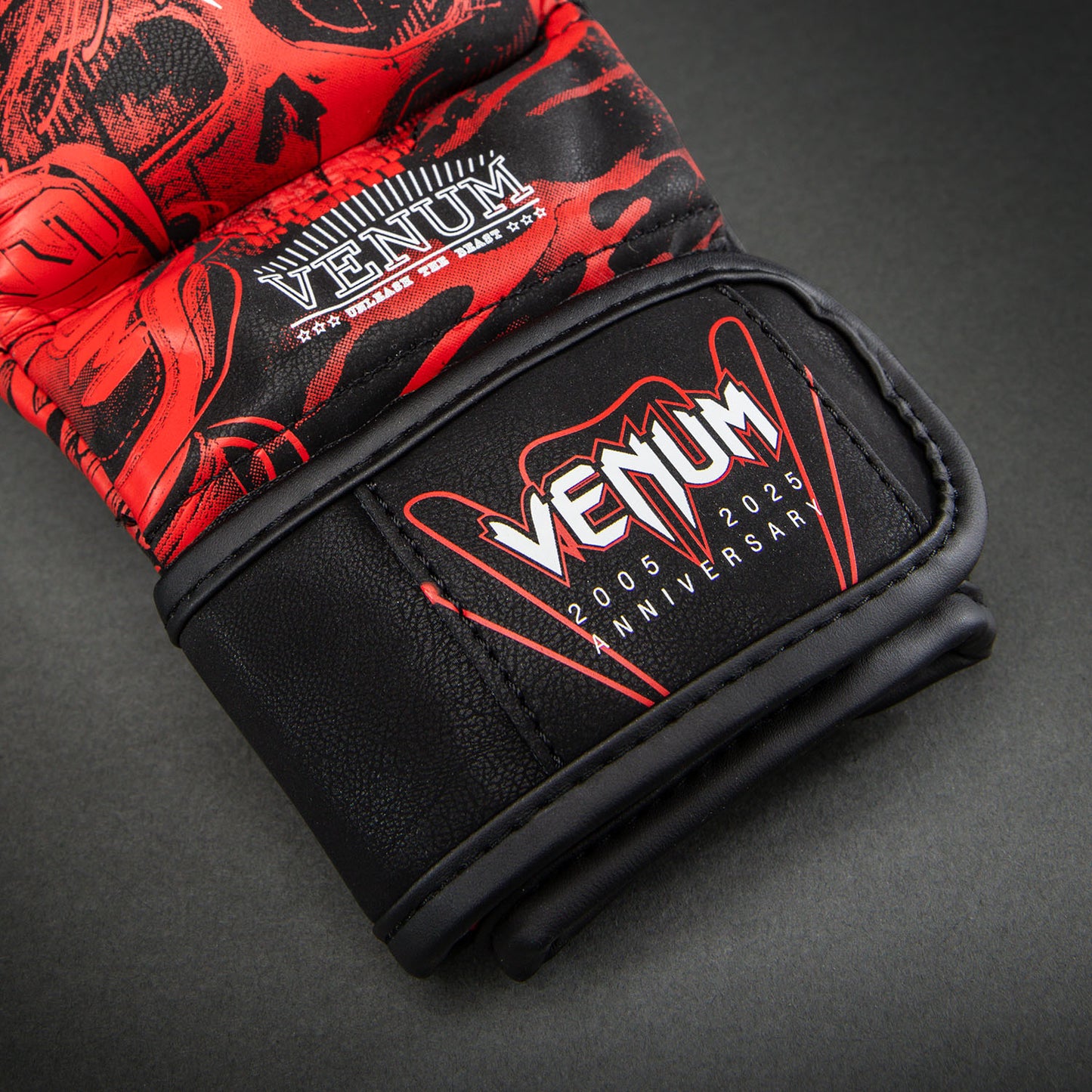 Venum 20th Anniversary Guantes de Sparring - Negro/Rojo