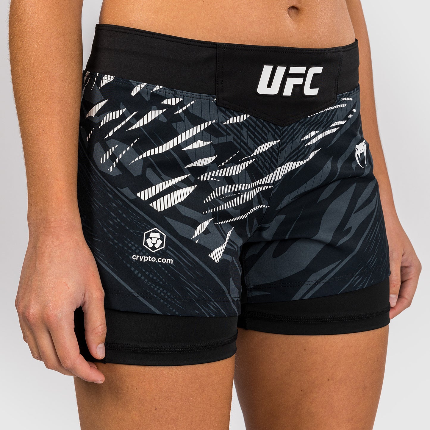 UFC Fusion by Venum Personalizados Authentic Fight Night Shorts de Lucha para Mujer - Negro