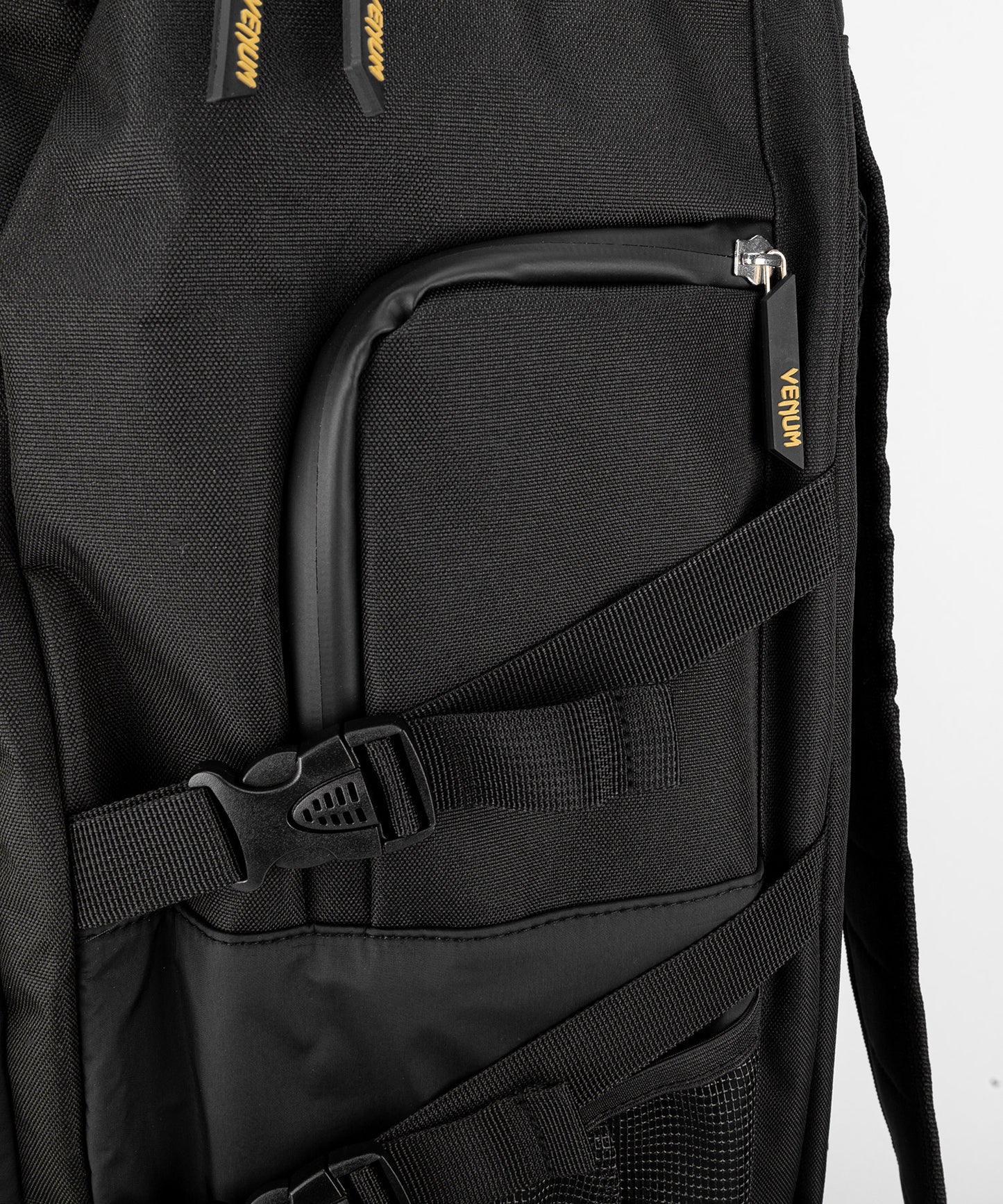 Mochila Venum Challenger Xtreme Evo - Negro/Dorado