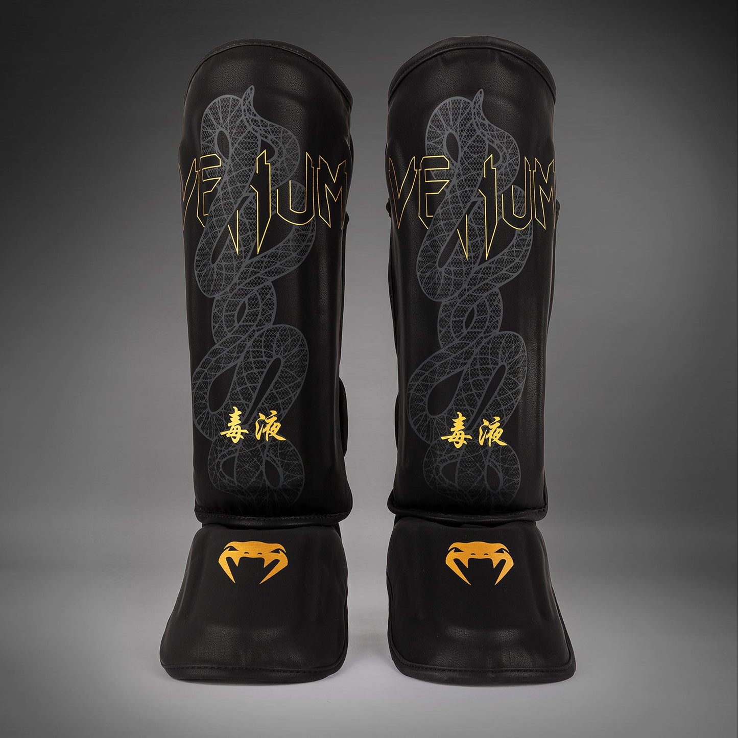 Venum Serpenti Espinilleras – Negro/Plata/Dorado