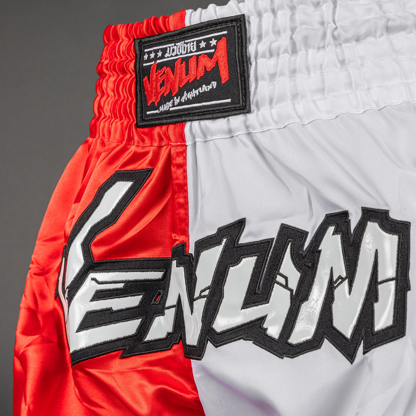 Venum Inferno 2.0 Pantalones Cortos de Muay Thai - Rojo/Blanco