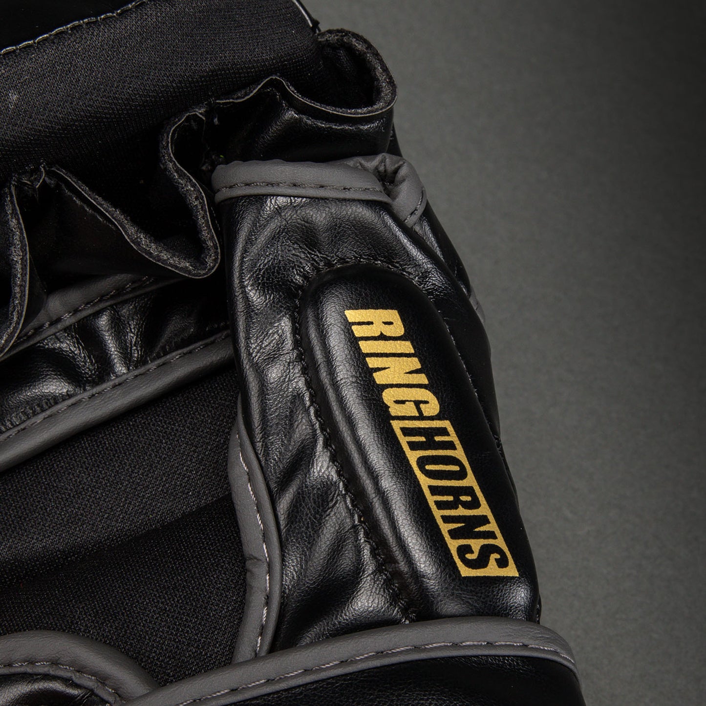 Venum Ringhorns Charger Guantes de Sparring MMA - Negro/Oro