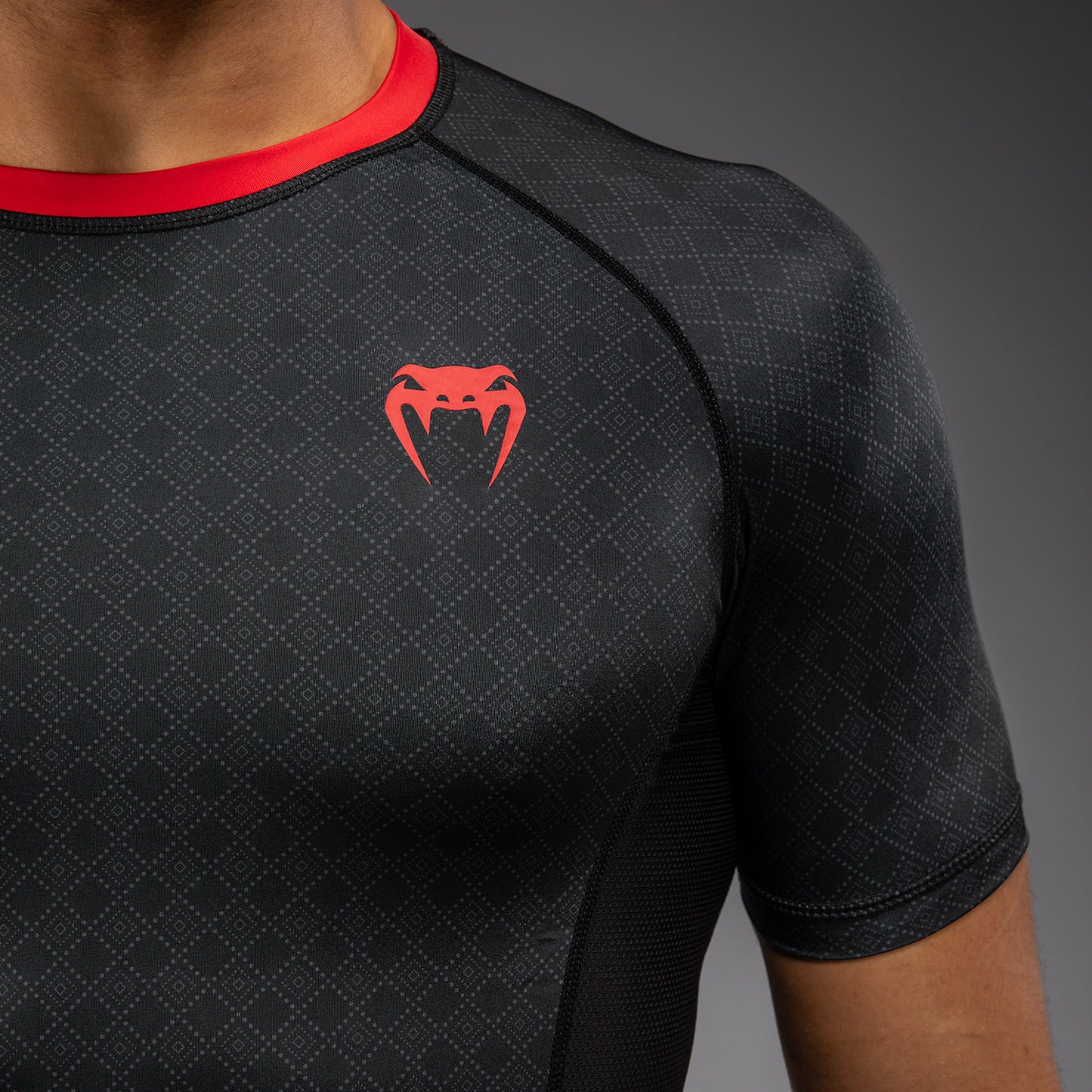 Venum x Roger Gracie Signature Rashguard Manga Corta - Negro/Rojo