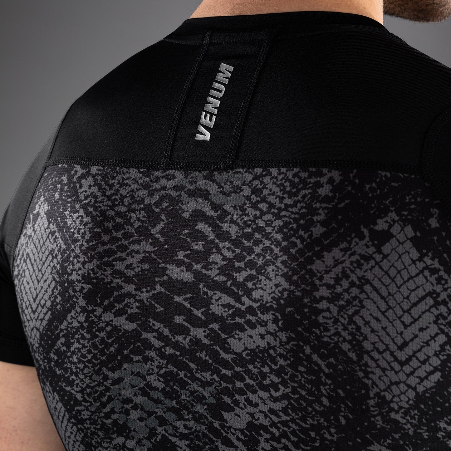 Venum G-Fit Scales Rashguard Manga Corta – Negro/Gris Carbón