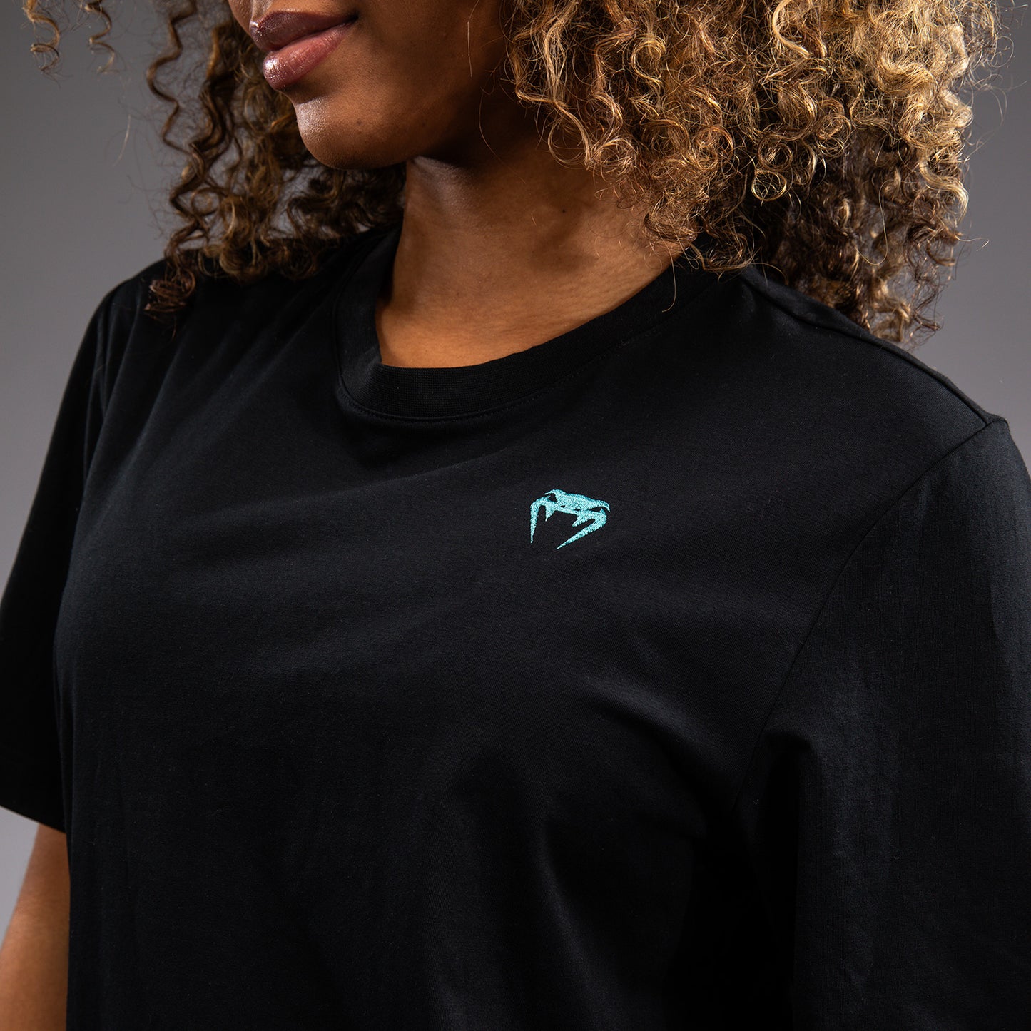 Venum x Demi Camiseta Oversized – Negra