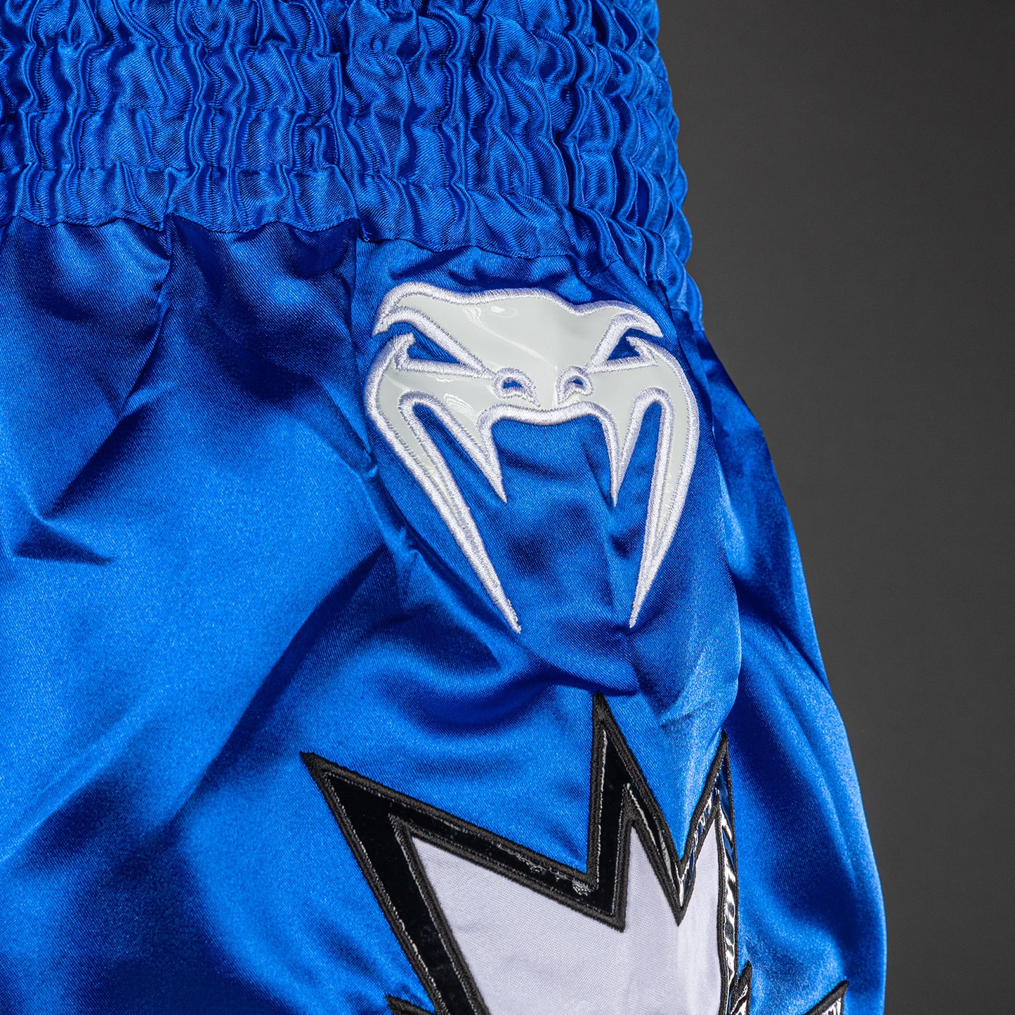 Venum Inferno 2.0 Pantalones Cortos de Muay Thai - Blanco/Azul
