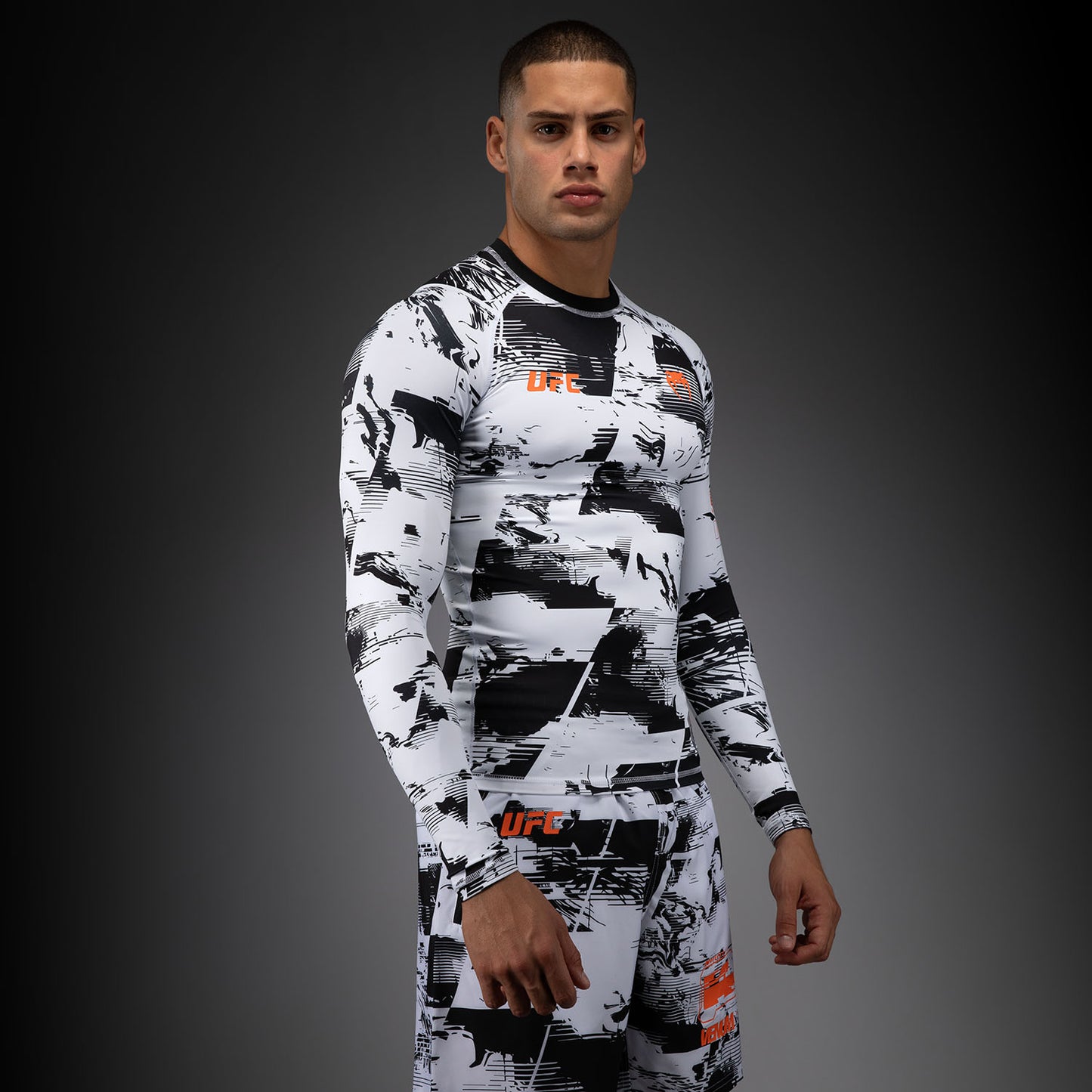 UFC Zenith by Venum Authentic Fight Week Rashguard de manga larga Performance Hombre - Blanco