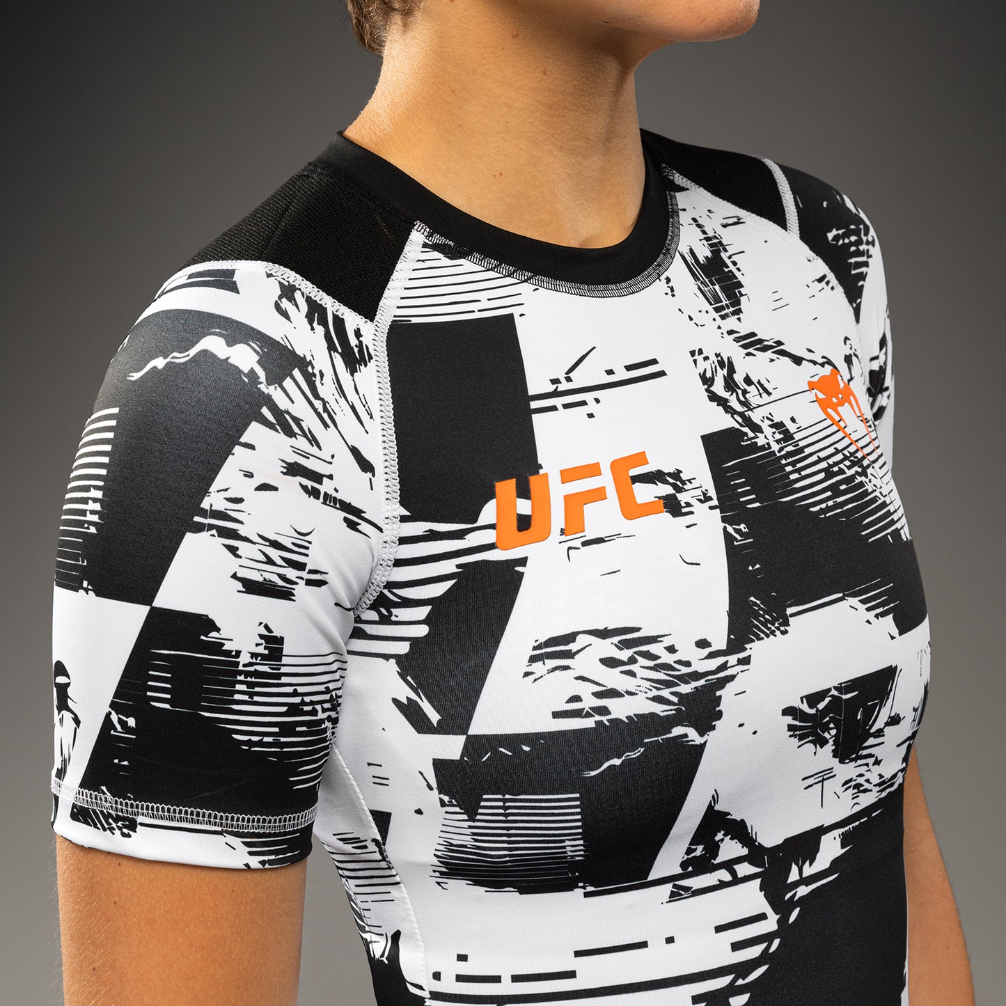 UFC Zenith by Venum Authentic Fight Week Rashguard de manga corta Performance Mujer - Blanco