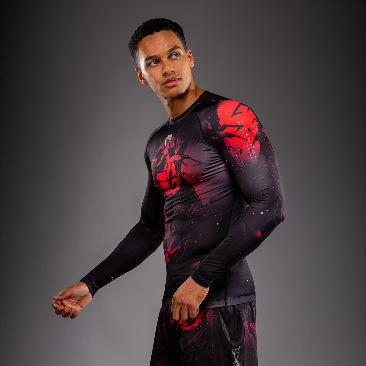 Jujutsu Kaisen x Venum Itadori Rashguard Manga Larga – Negro/Rojo